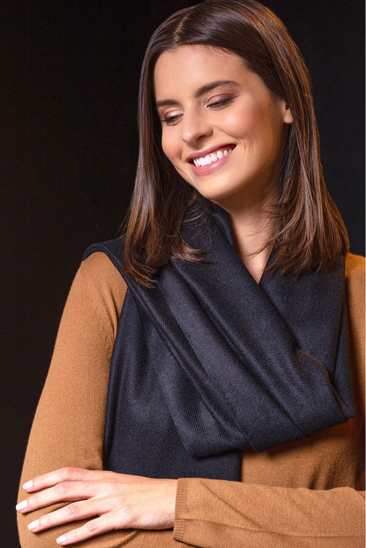 Besazio Shawl Guanaco & Wool Color Black