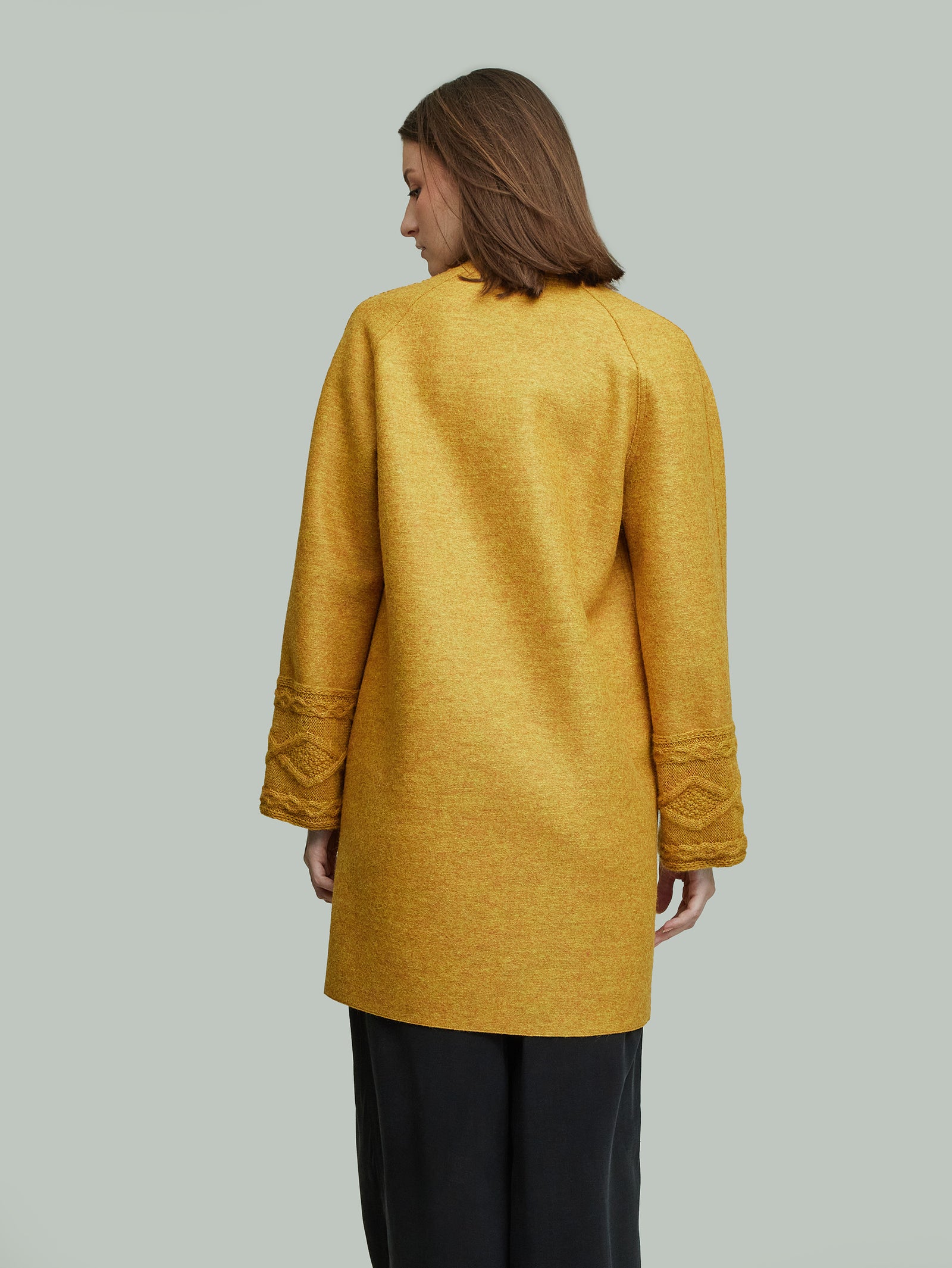 Abrigo Yoshiko de alpaca color amarillo