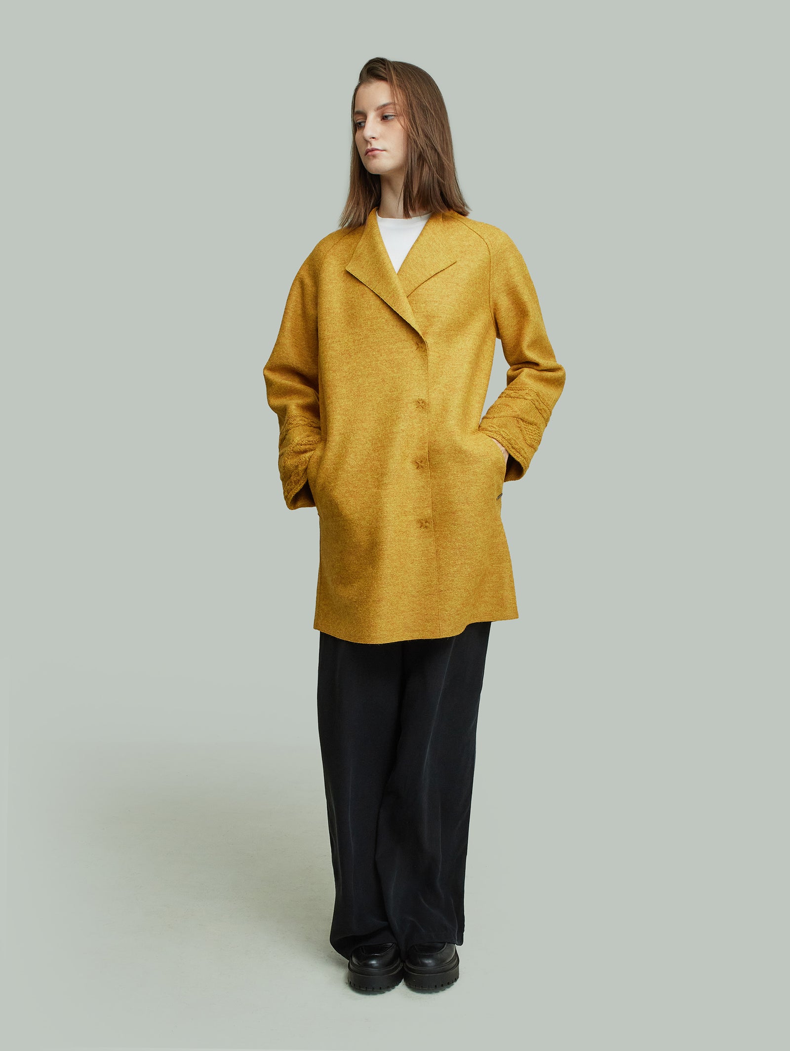Abrigo Yoshiko de alpaca color amarillo