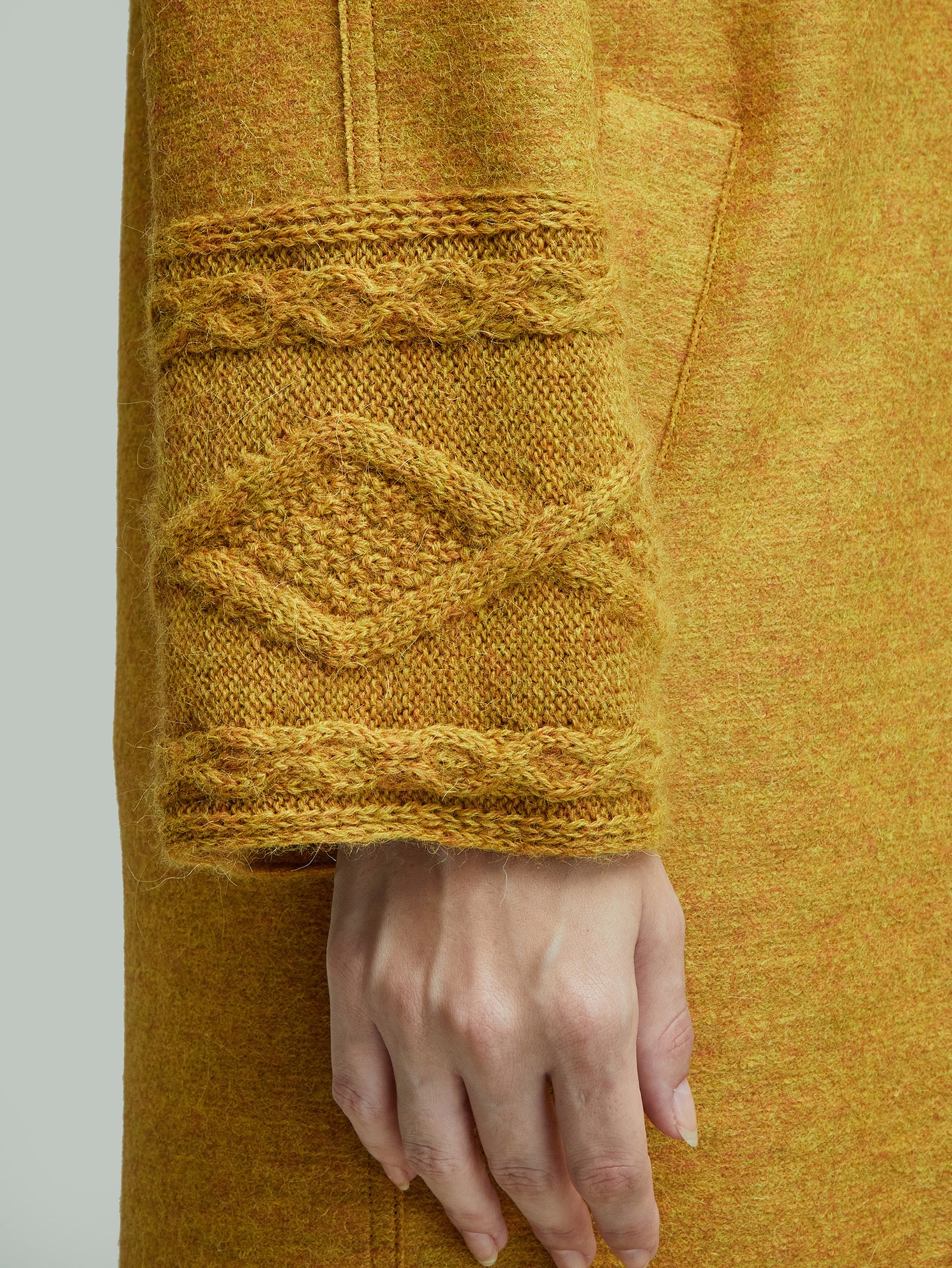 Abrigo Yoshiko de alpaca color amarillo