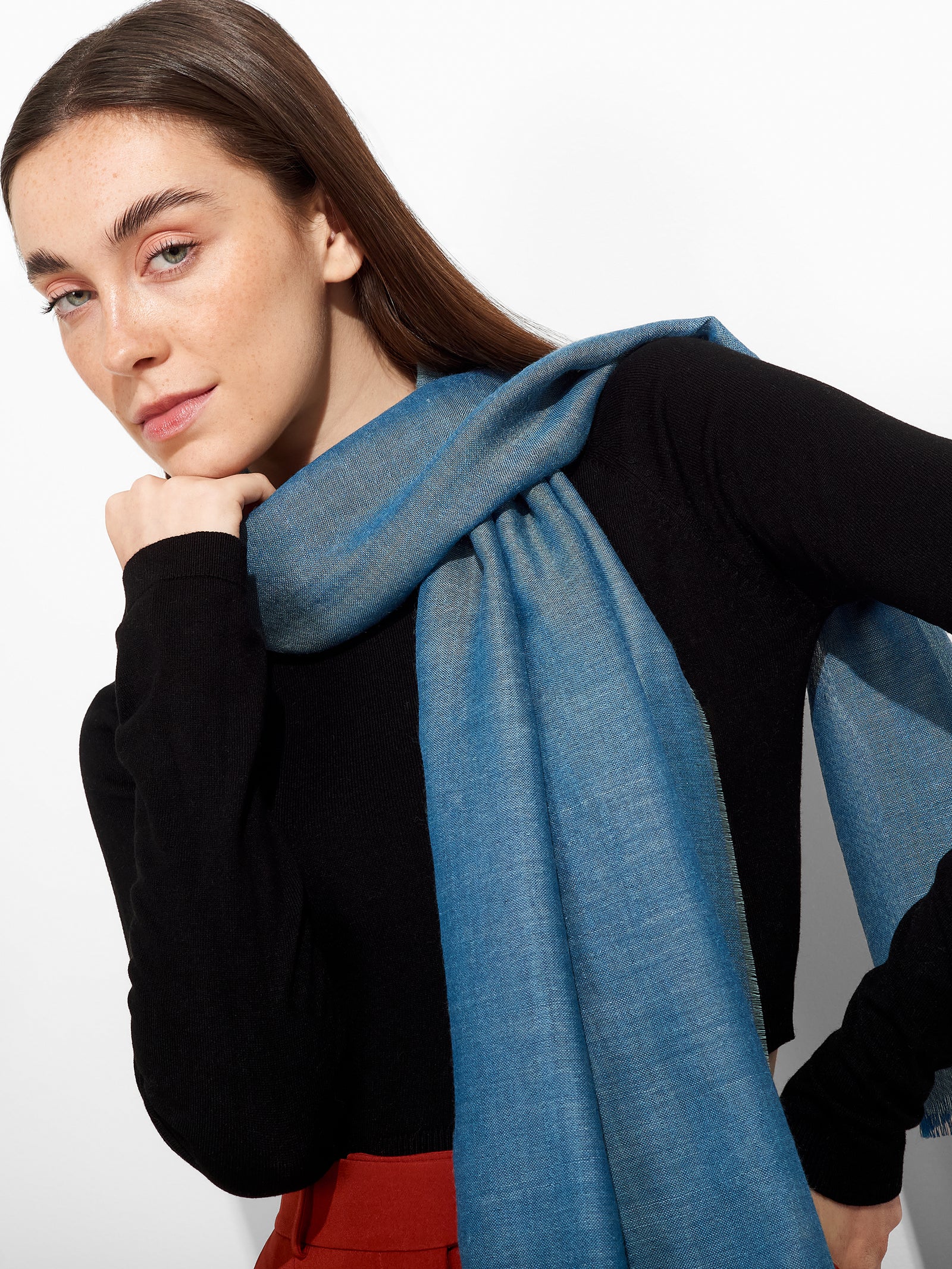 Zaina Shawl Baby Alpaca Color Azul Claro