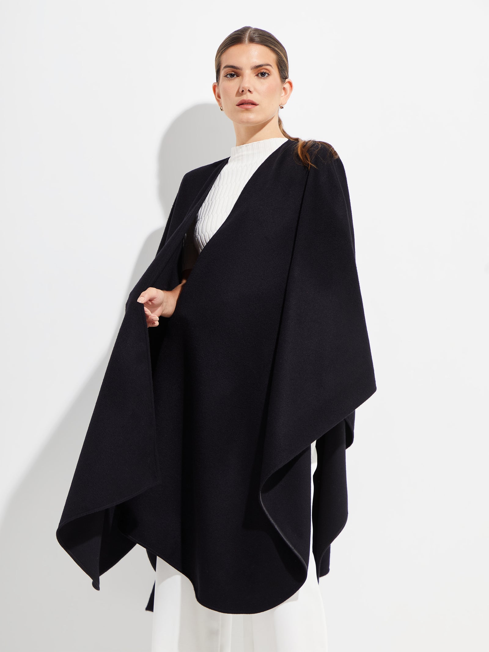 Grun - Royal Alpaca Cape Royal Alpaca Color Black