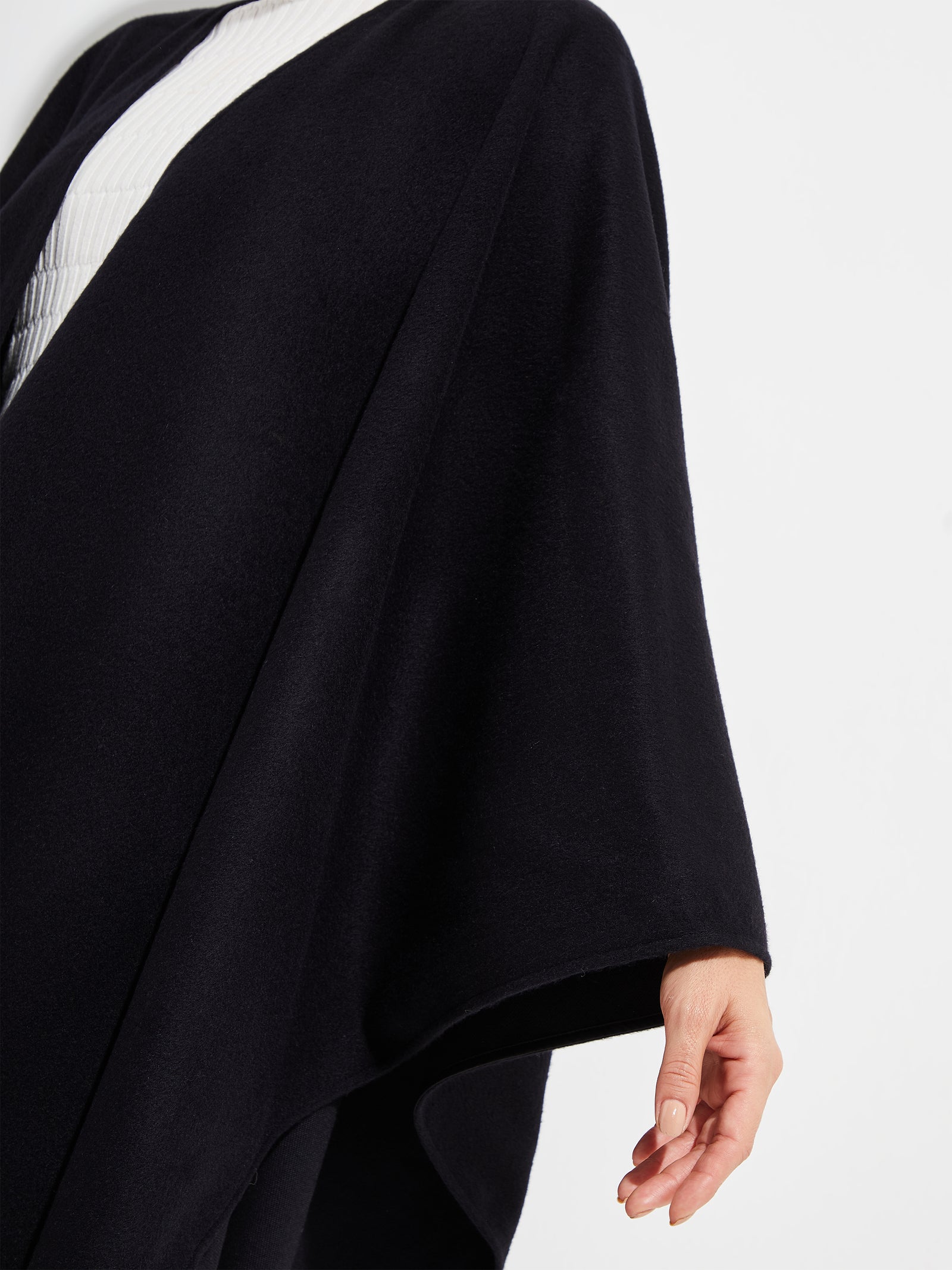 Grun - Royal Alpaca Cape Royal Alpaca Color Black