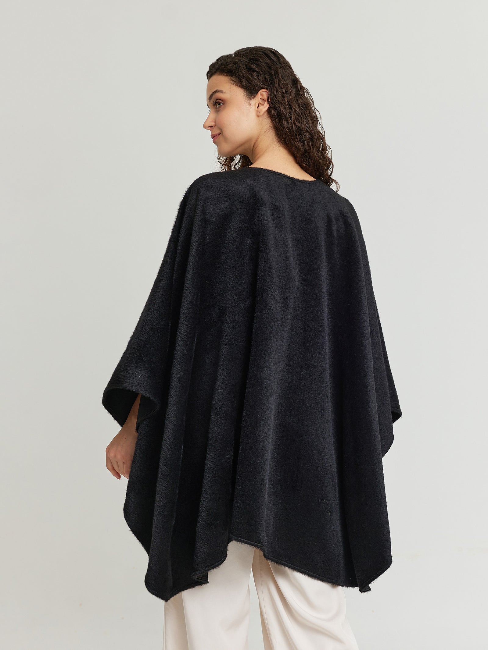 Gil Cape Baby Alpaca Color Black