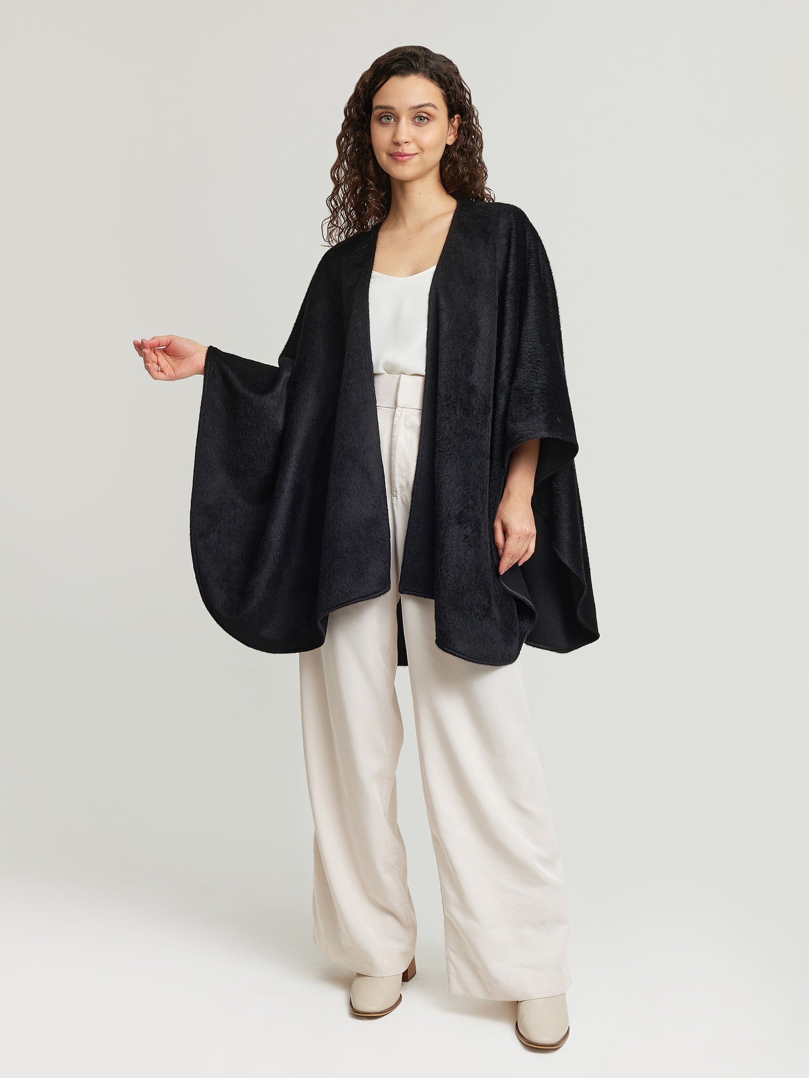 Gil Cape Baby Alpaca Color Black