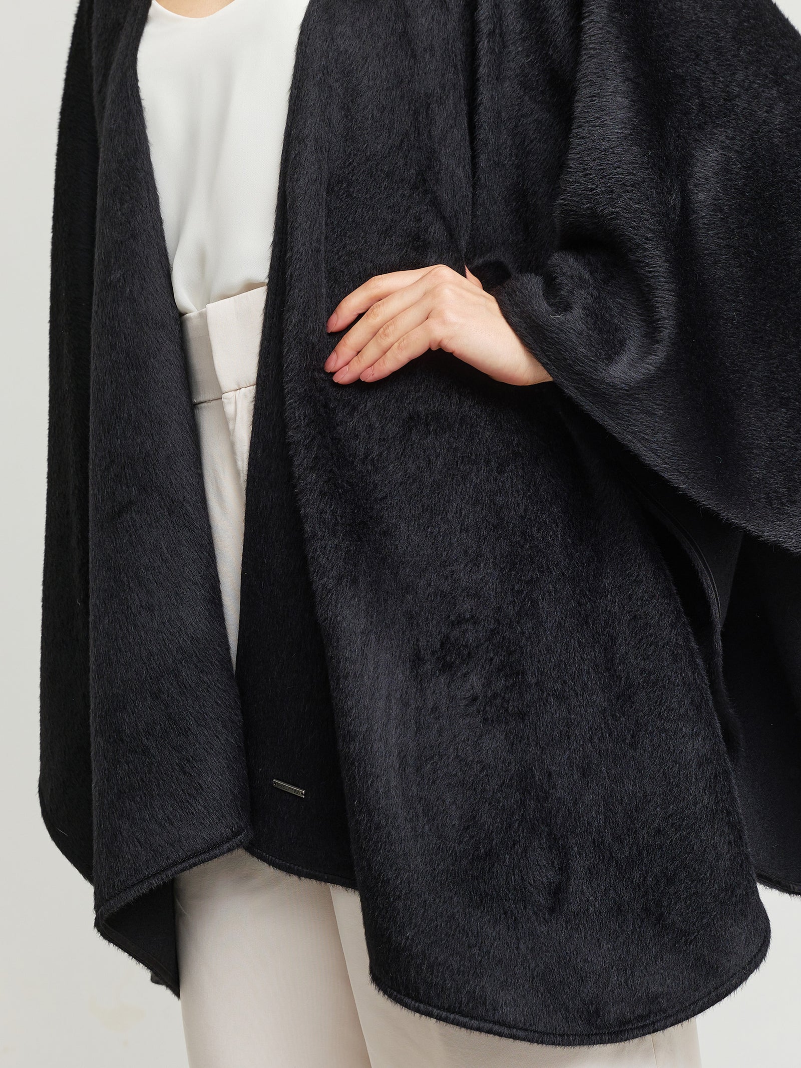 Gil Cape Baby Alpaca Color Black