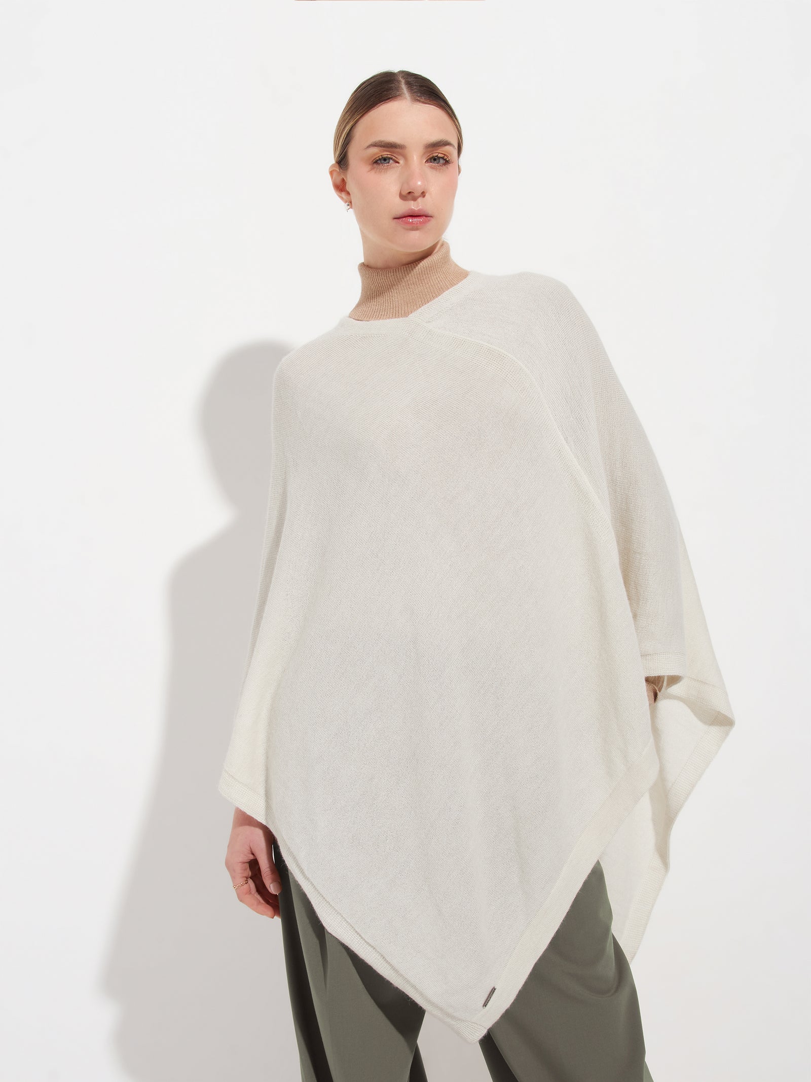 Almendra Poncho Baby Alpaca Color Ecru