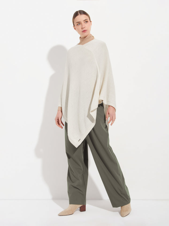 Poncho Almendra De Baby Alpaca Color Ecru