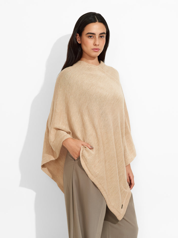 Poncho Almendra para bebé de alpaca en color beige