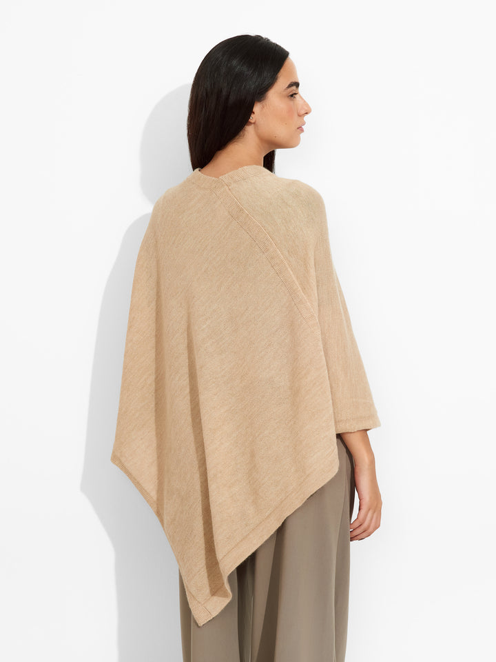 Poncho Almendra para bebé de alpaca en color beige