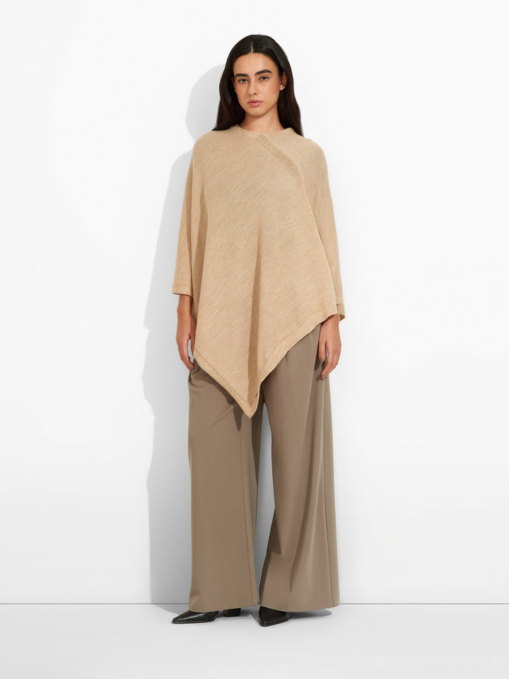 Poncho Almendra para bebé de alpaca en color beige
