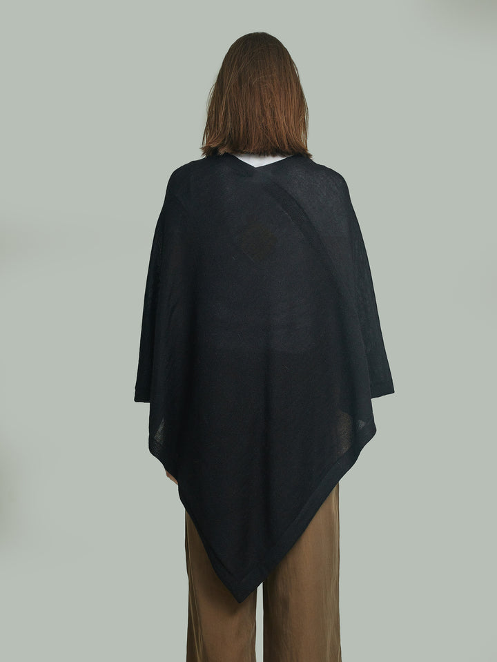 Poncho Almendra De Baby Alpaca Color Black
