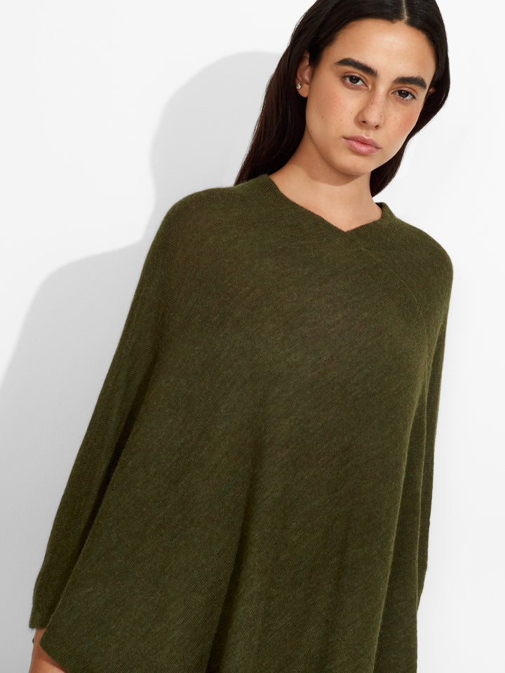 Poncho Almendra de Baby Alpaca Color Verde