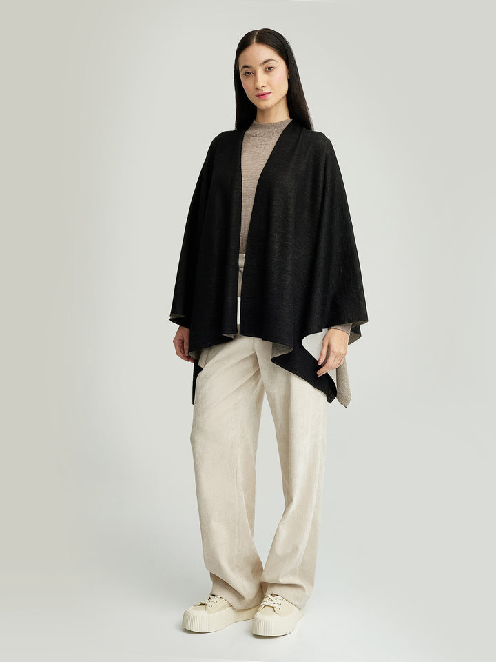 Poncho Temira de alpaca bebé color negro