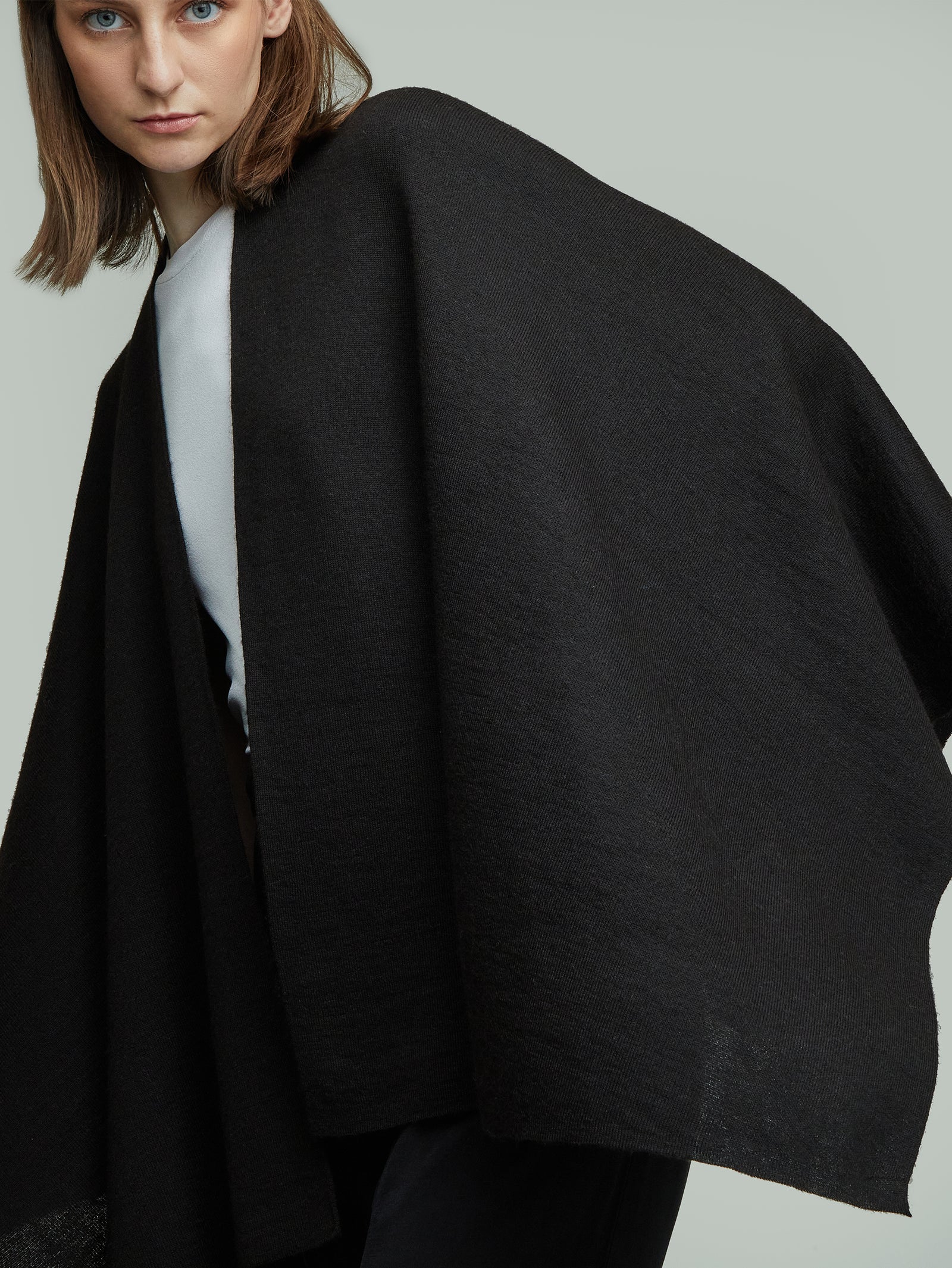 PONCHO BRIO DE BABY ALPACA BLACK COLOR BLACK