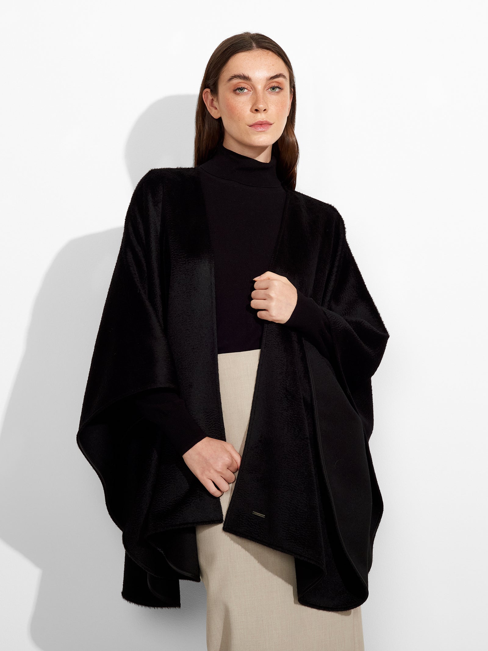 Zibelin Cape Baby Suri Alpaca Color Black