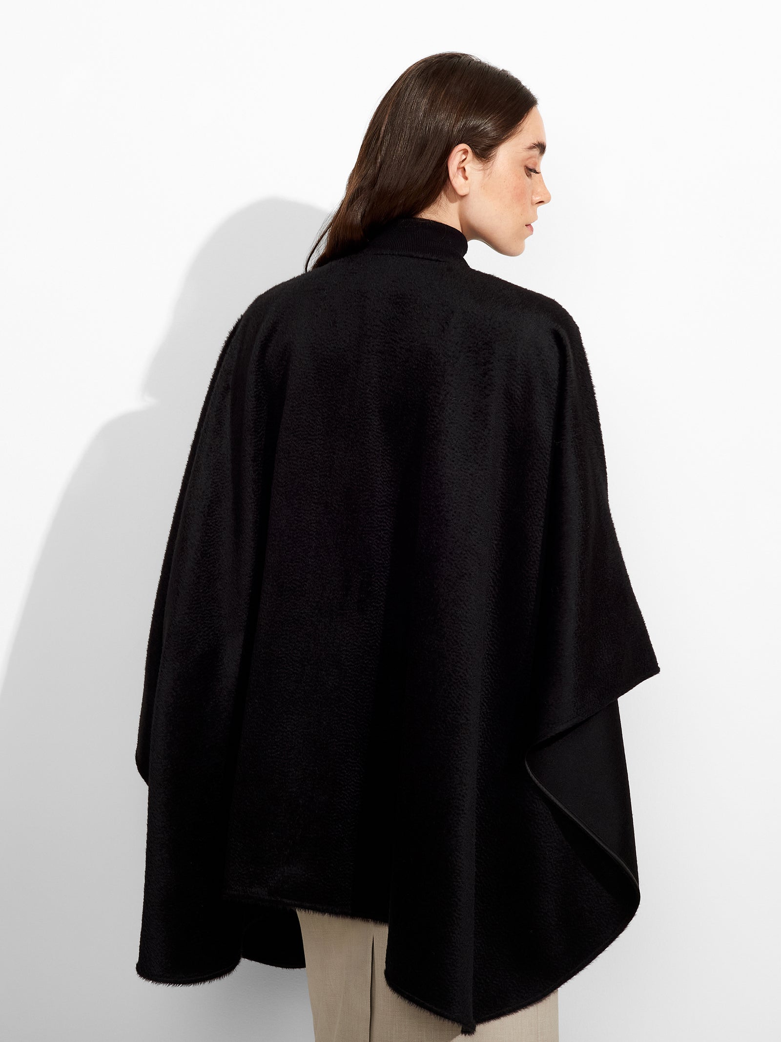 Zibelin Cape Baby Suri Alpaca Color Black