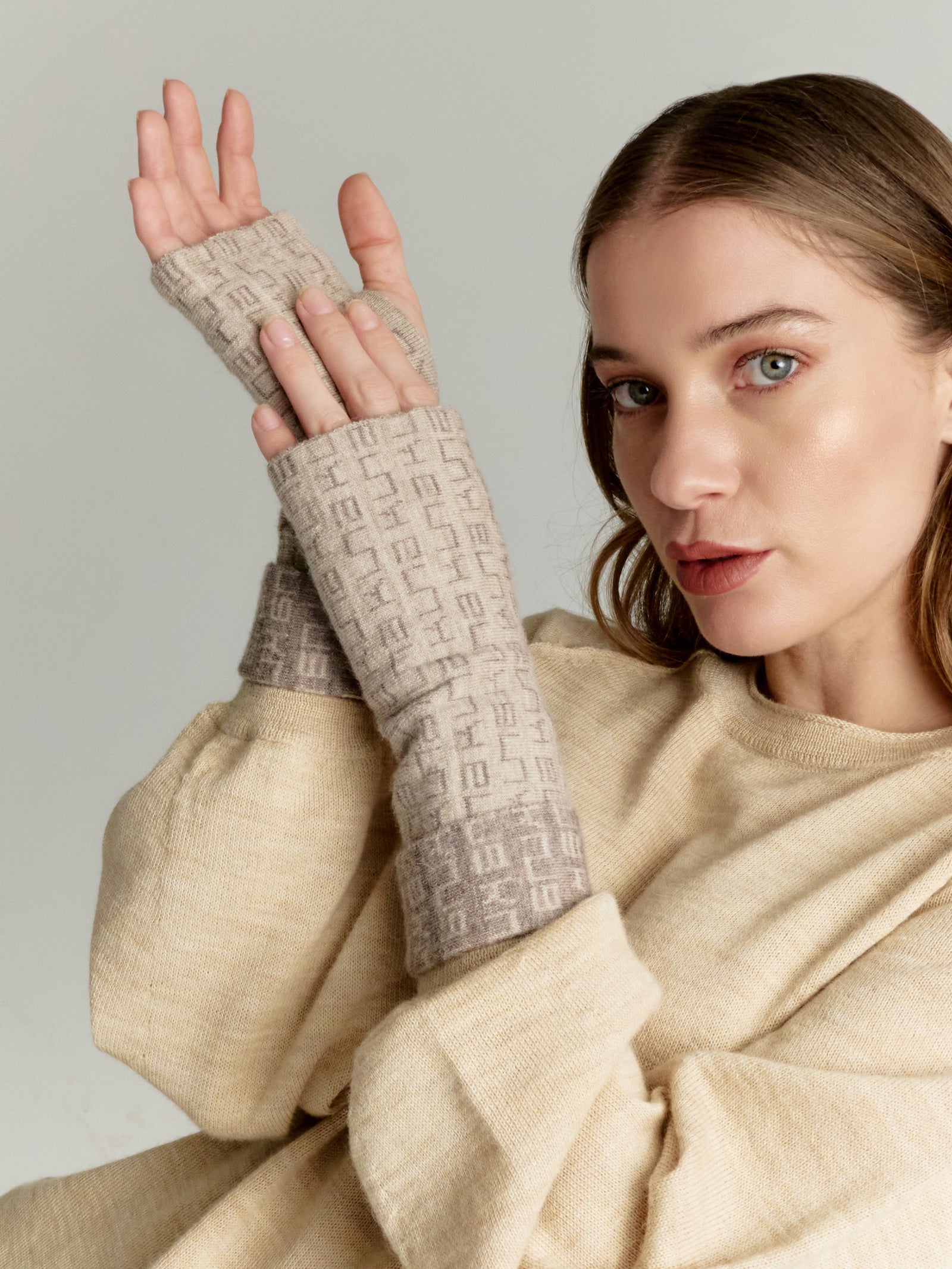 Yarita Gloves Baby Alpaca Color Beige