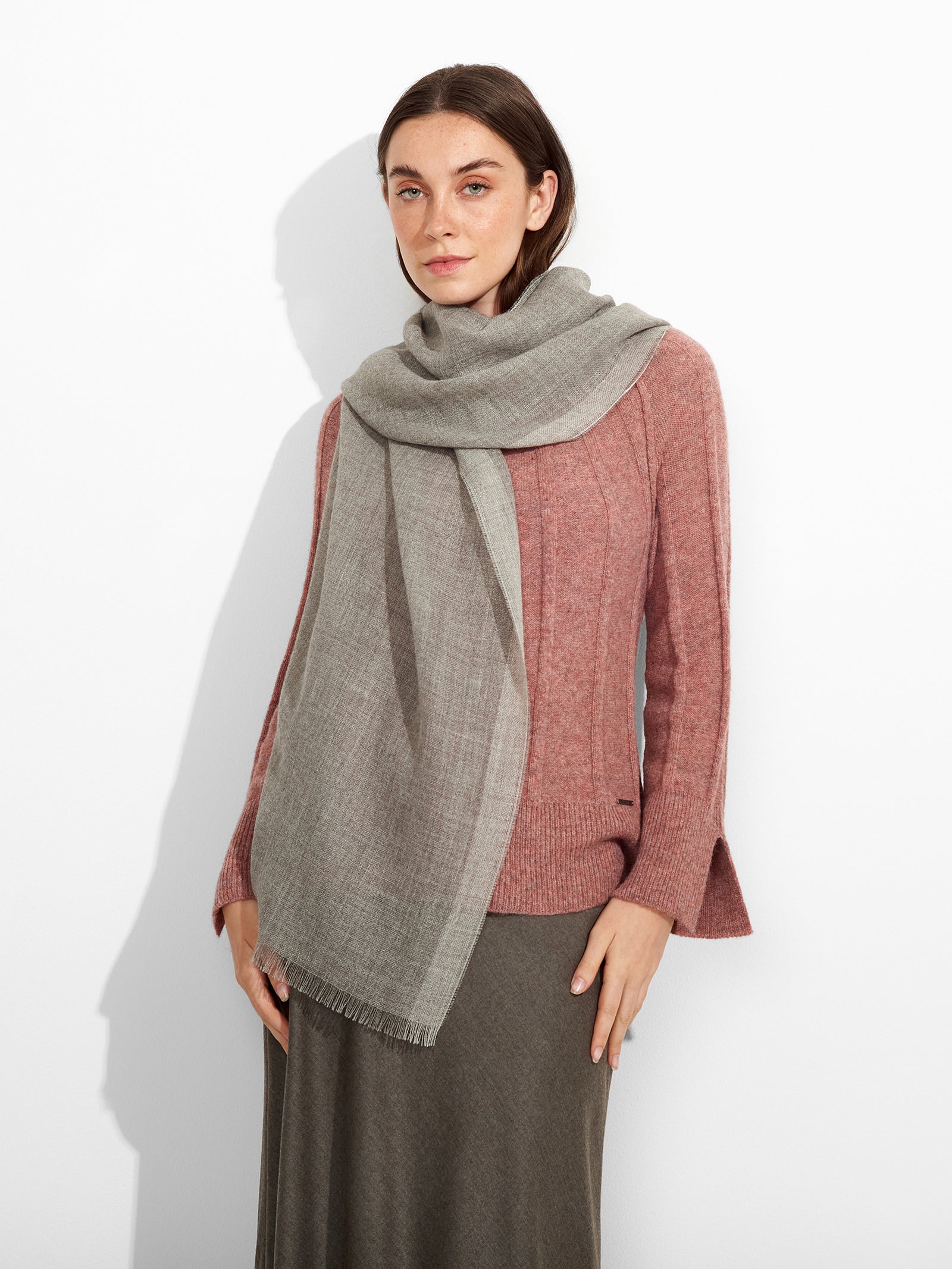 Chal de ron Baby Alpaca color gris