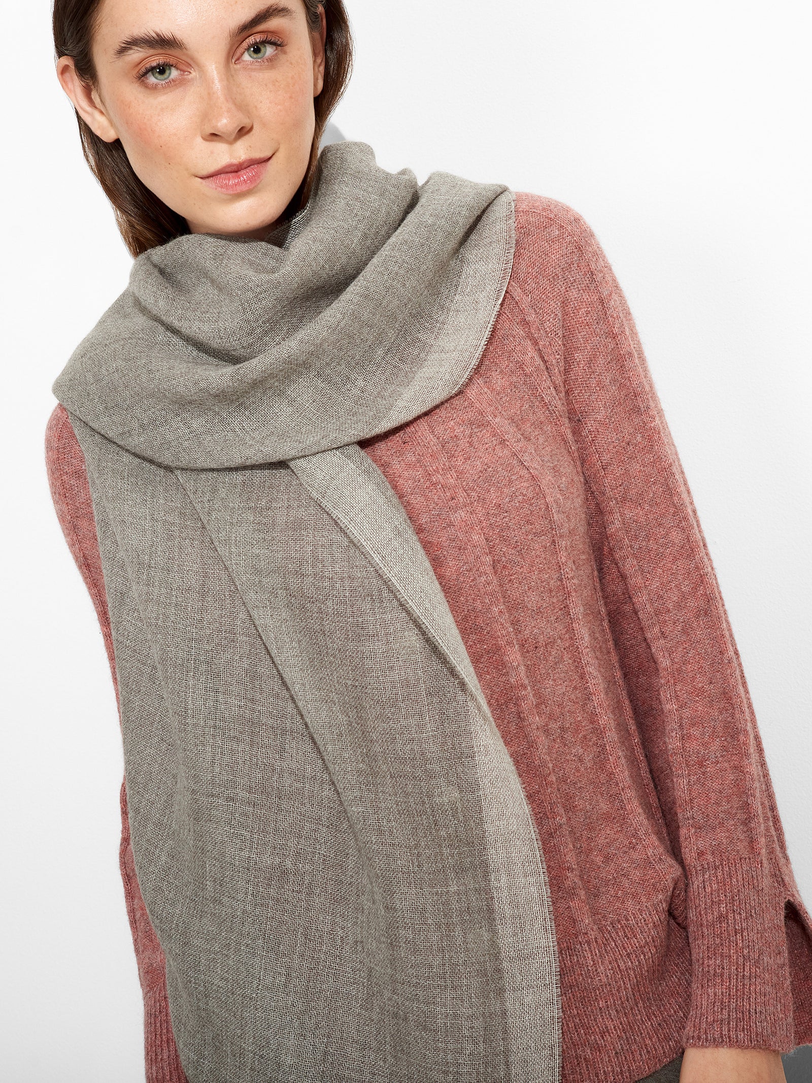 Chal de ron Baby Alpaca color gris