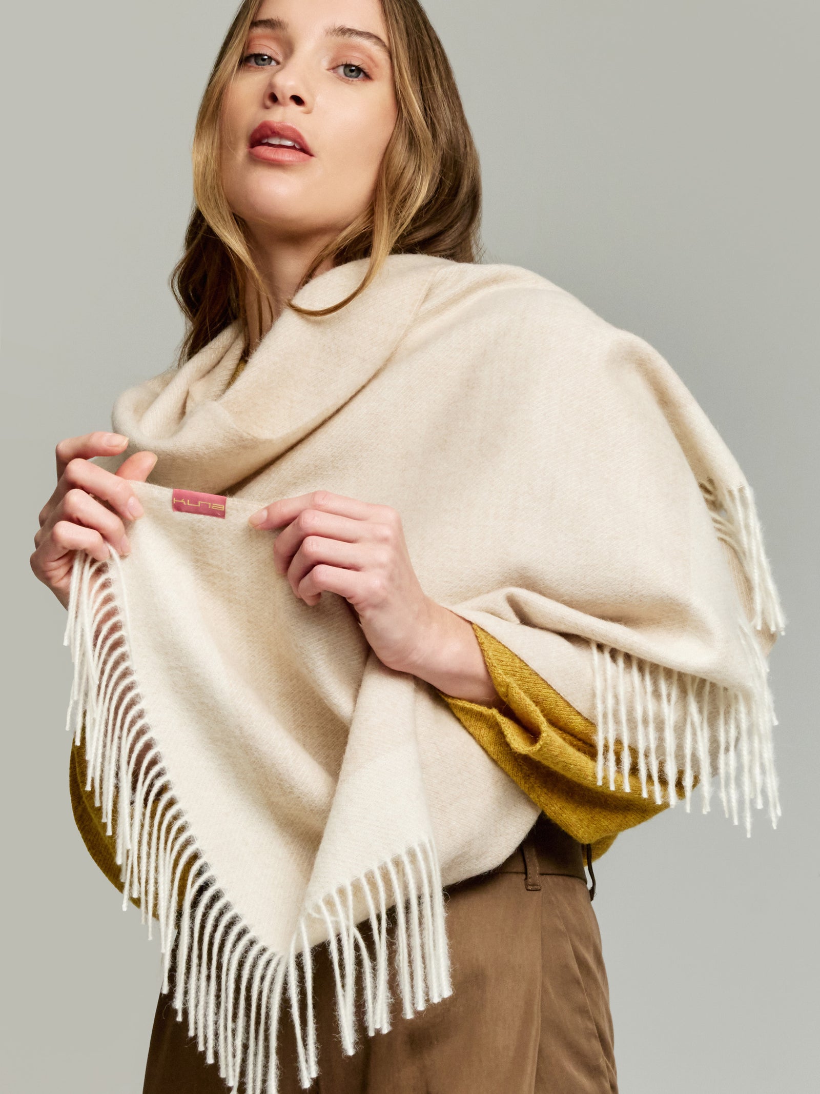 Yanely Shawl Baby Alpaca Color Beige