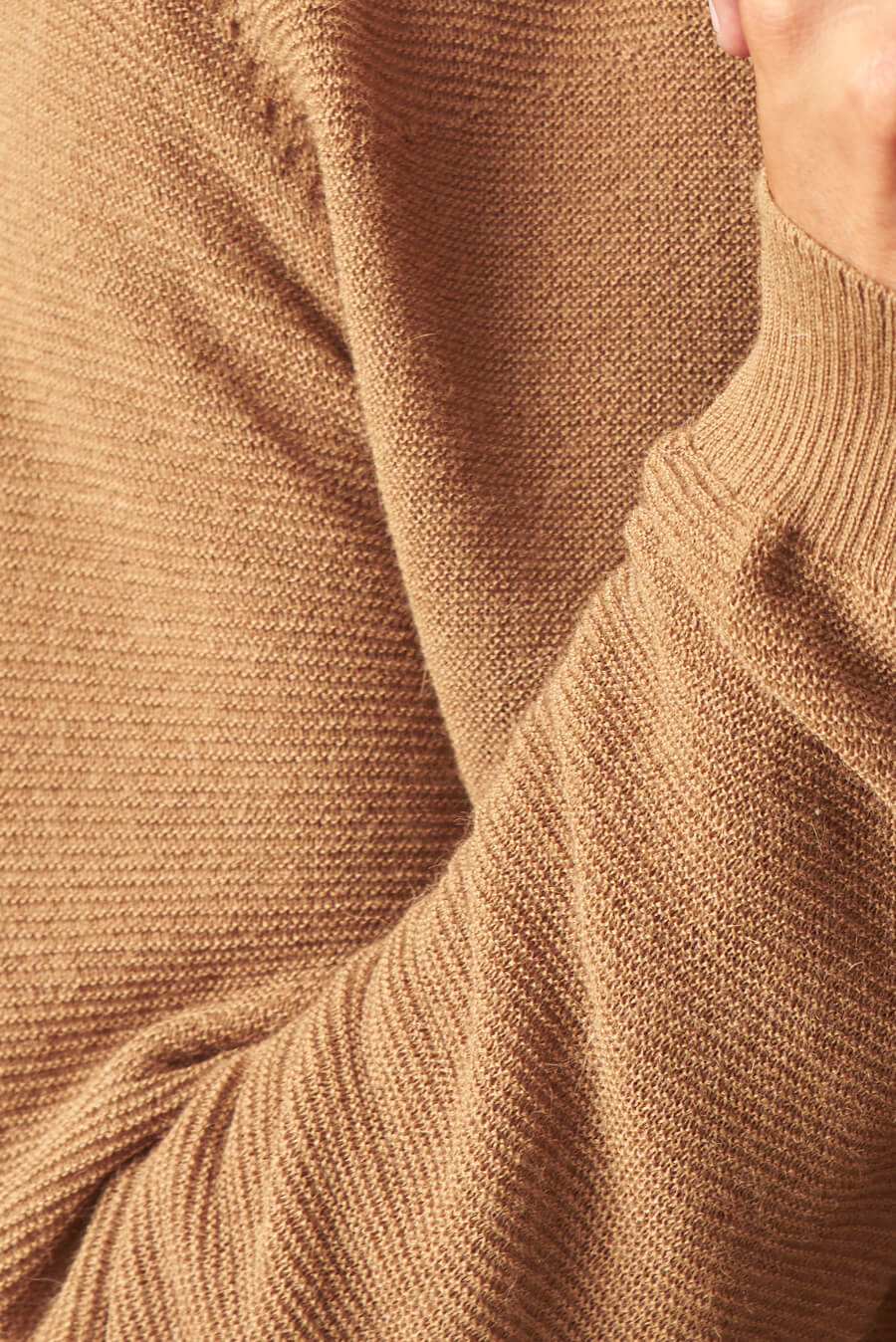 SUÉTER URTO DE BABY ALPACA COLOR CAMEL