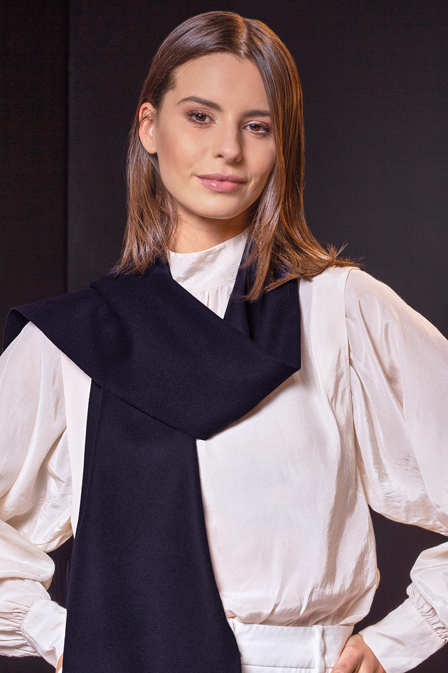 Bex Scarf Guanaco Color Navy