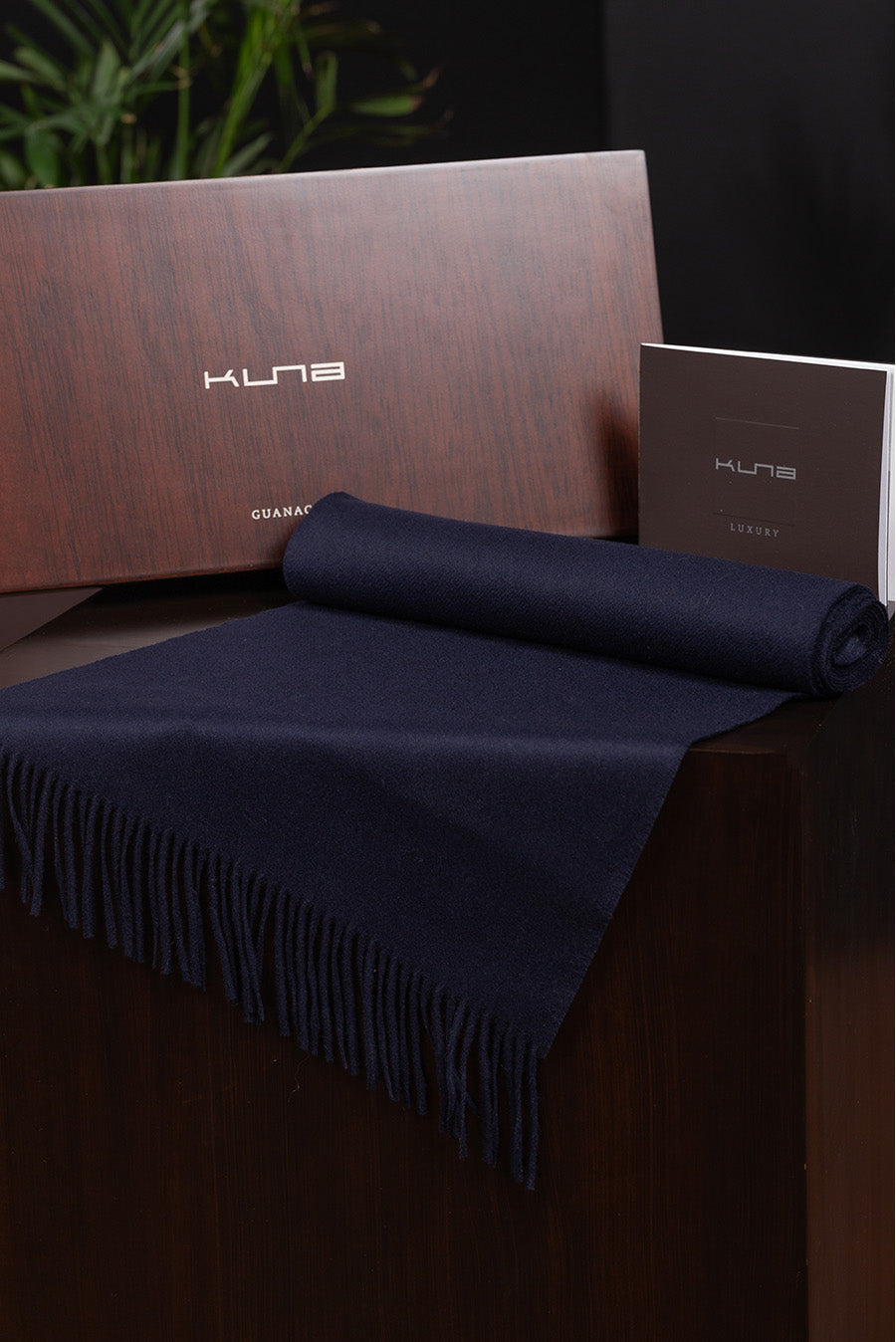 Bex Scarf Guanaco Color Navy
