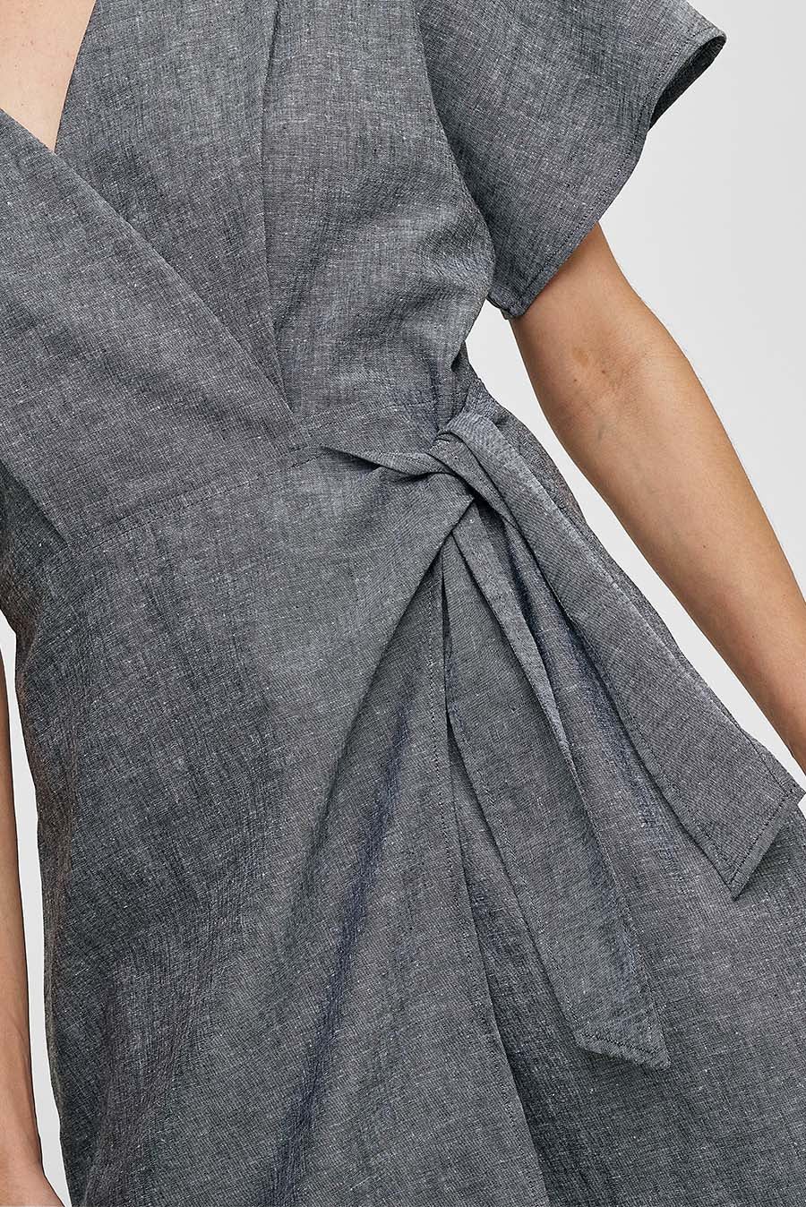 Vestido Cruzado Línea Color Gris