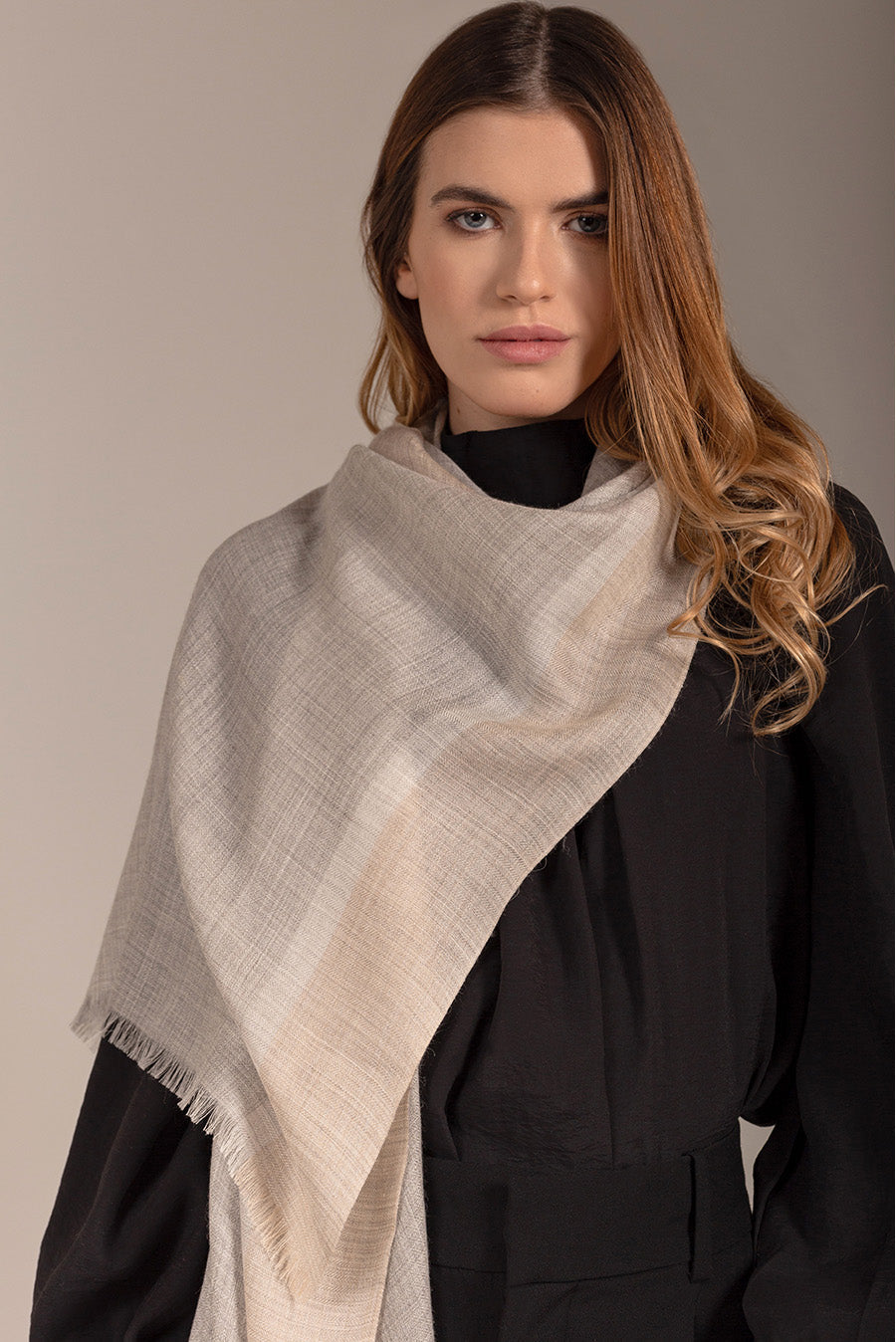 ESTOLA BACCARAT DE ROYAL ALPACA & SEDA COLOR GRIS