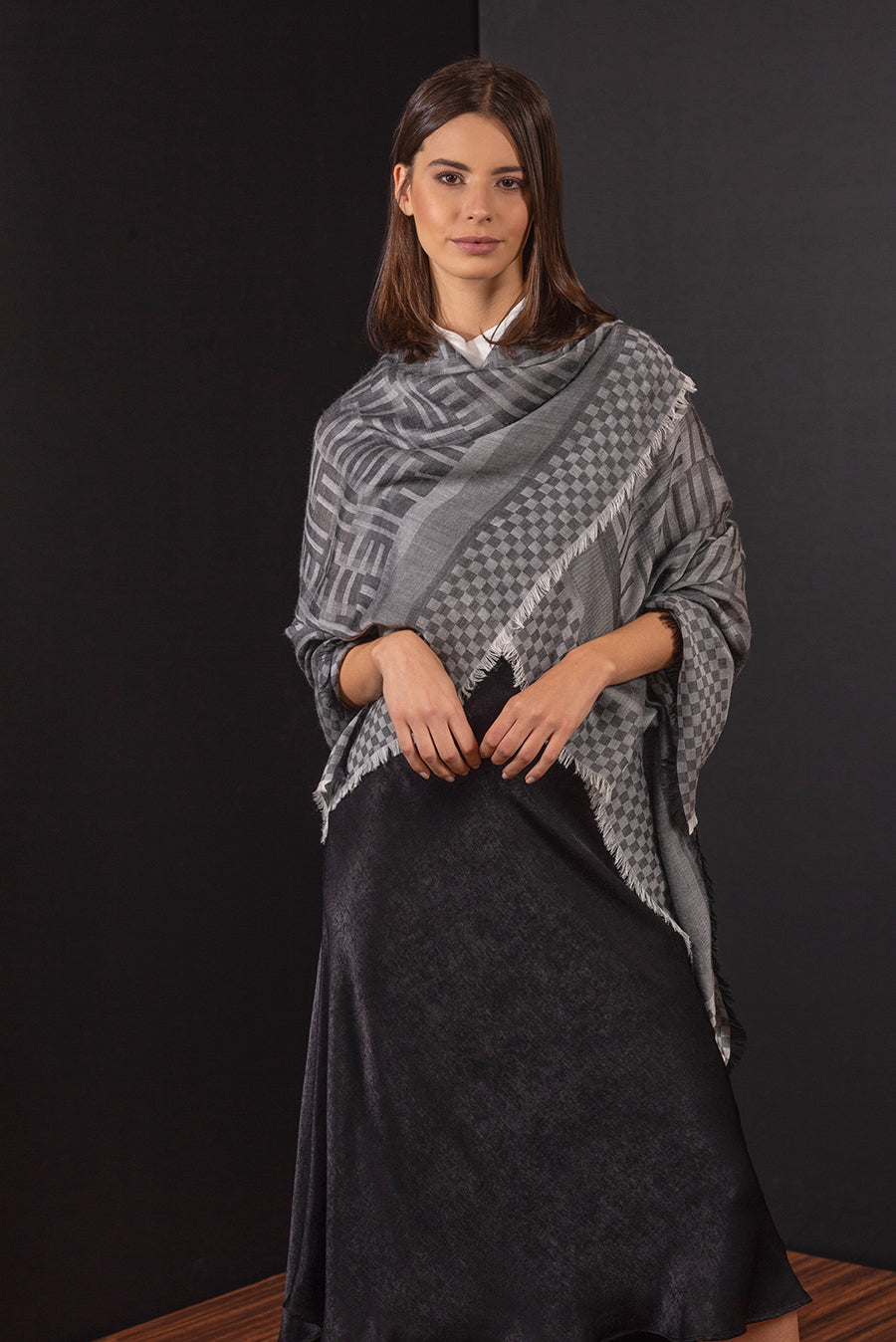 Bruselas Shawl Royal Alpaca & Silk Color White & Black