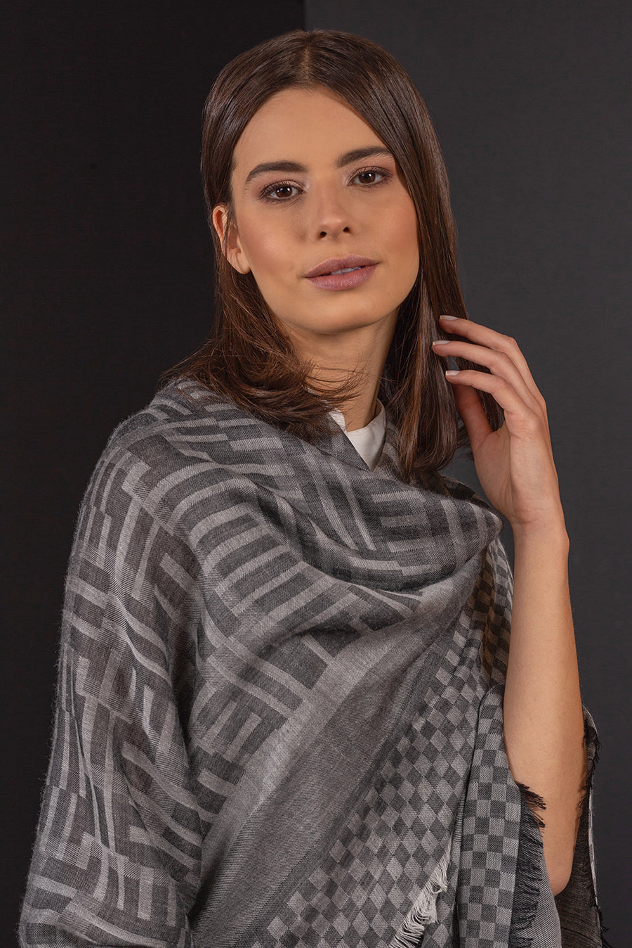 Bruselas Shawl Royal Alpaca & Silk Color White & Black