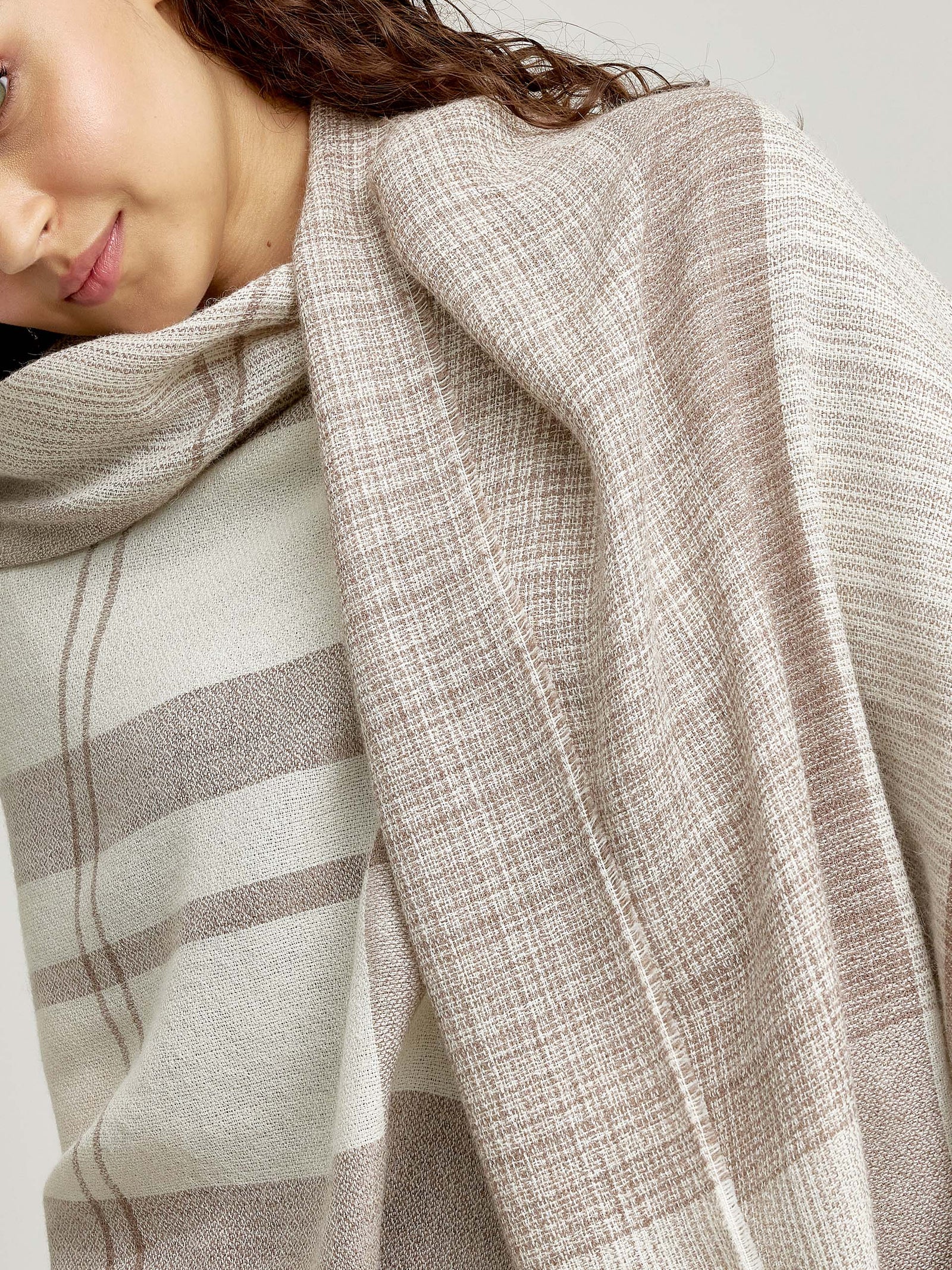 Wingapo Shawl Baby Alpaca Color Ecru Iii