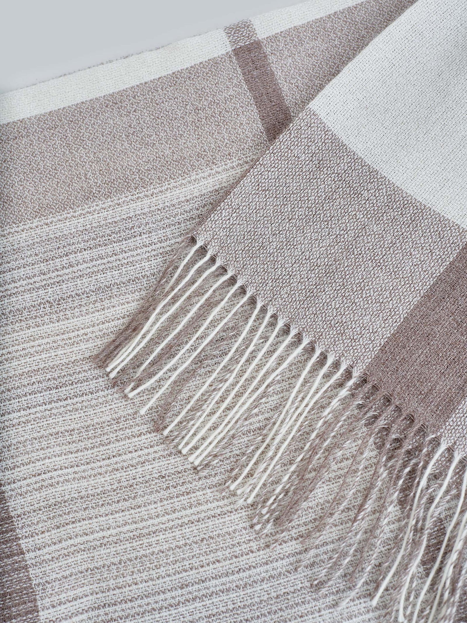 Wingapo Shawl Baby Alpaca Color Ecru Iii