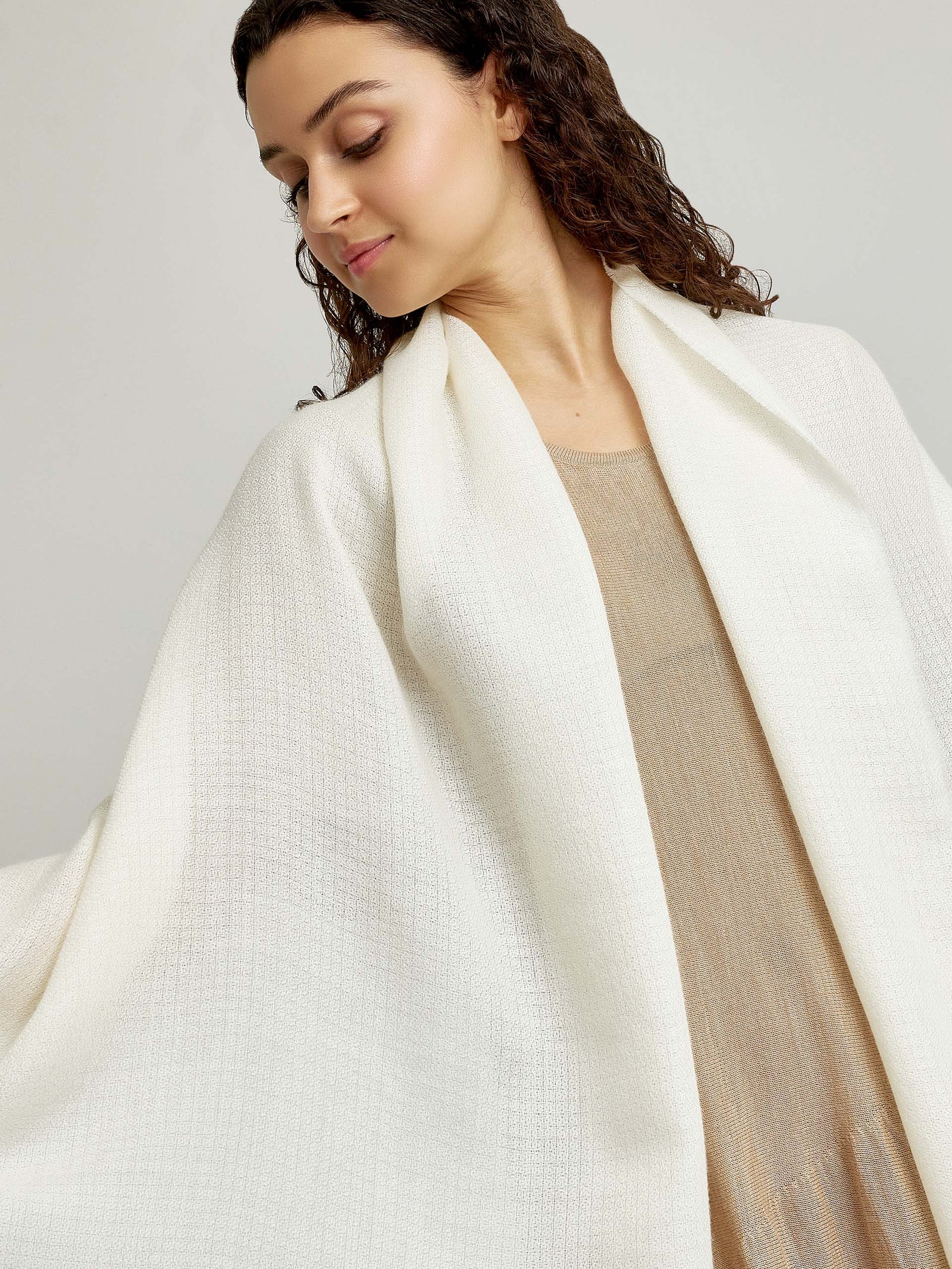 Windsurf Shawl Baby Alpaca Color Ecru