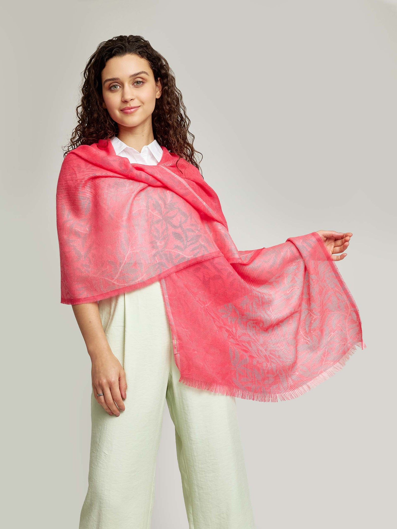 Chal Winslow de alpaca baby y seda color fucsia