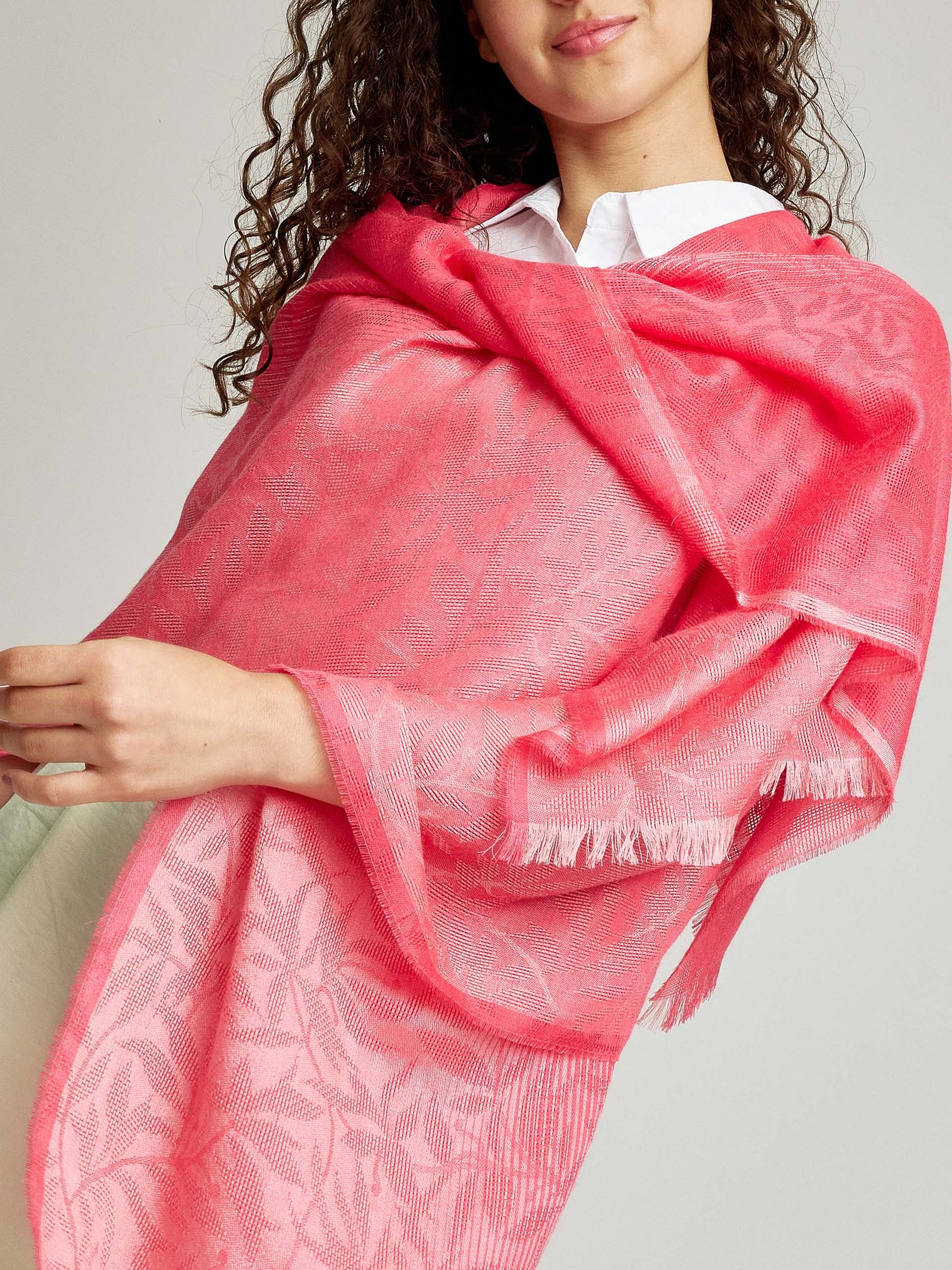 Chal Winslow de alpaca baby y seda color fucsia