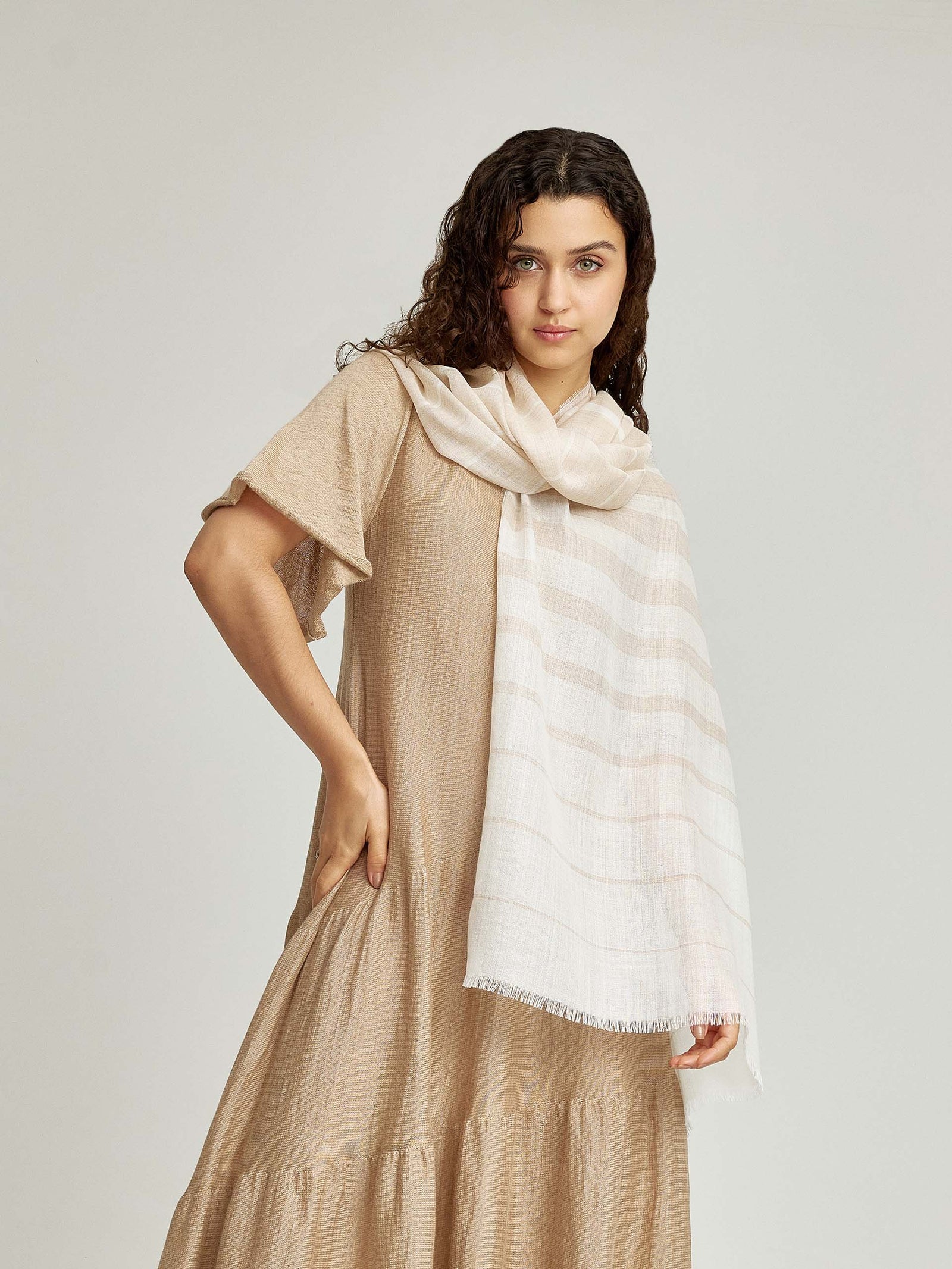 Chal Wallenberg de Baby Alpaca y Seda Color Crudo y Beige