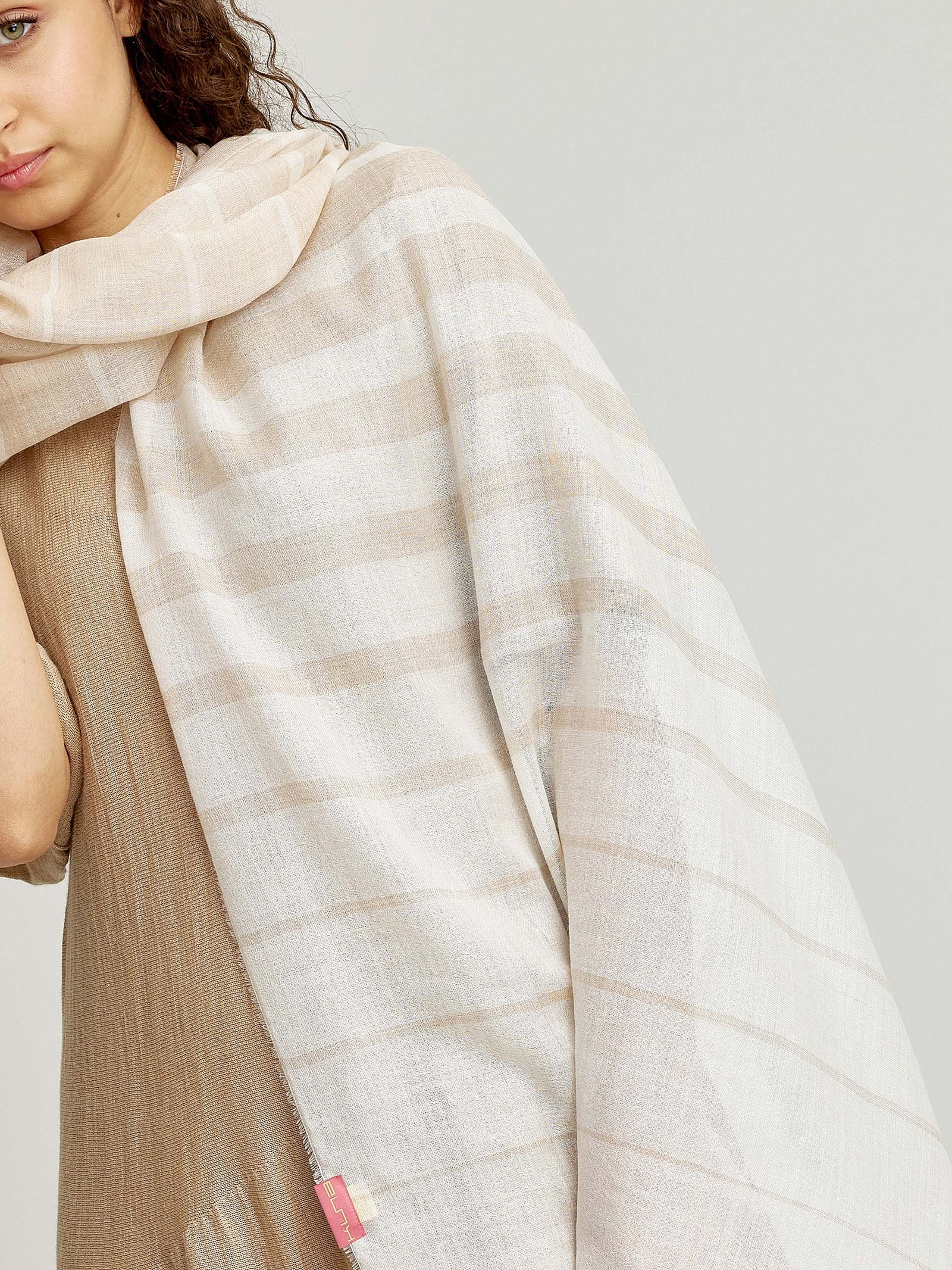 Chal Wallenberg de Baby Alpaca y Seda Color Crudo y Beige