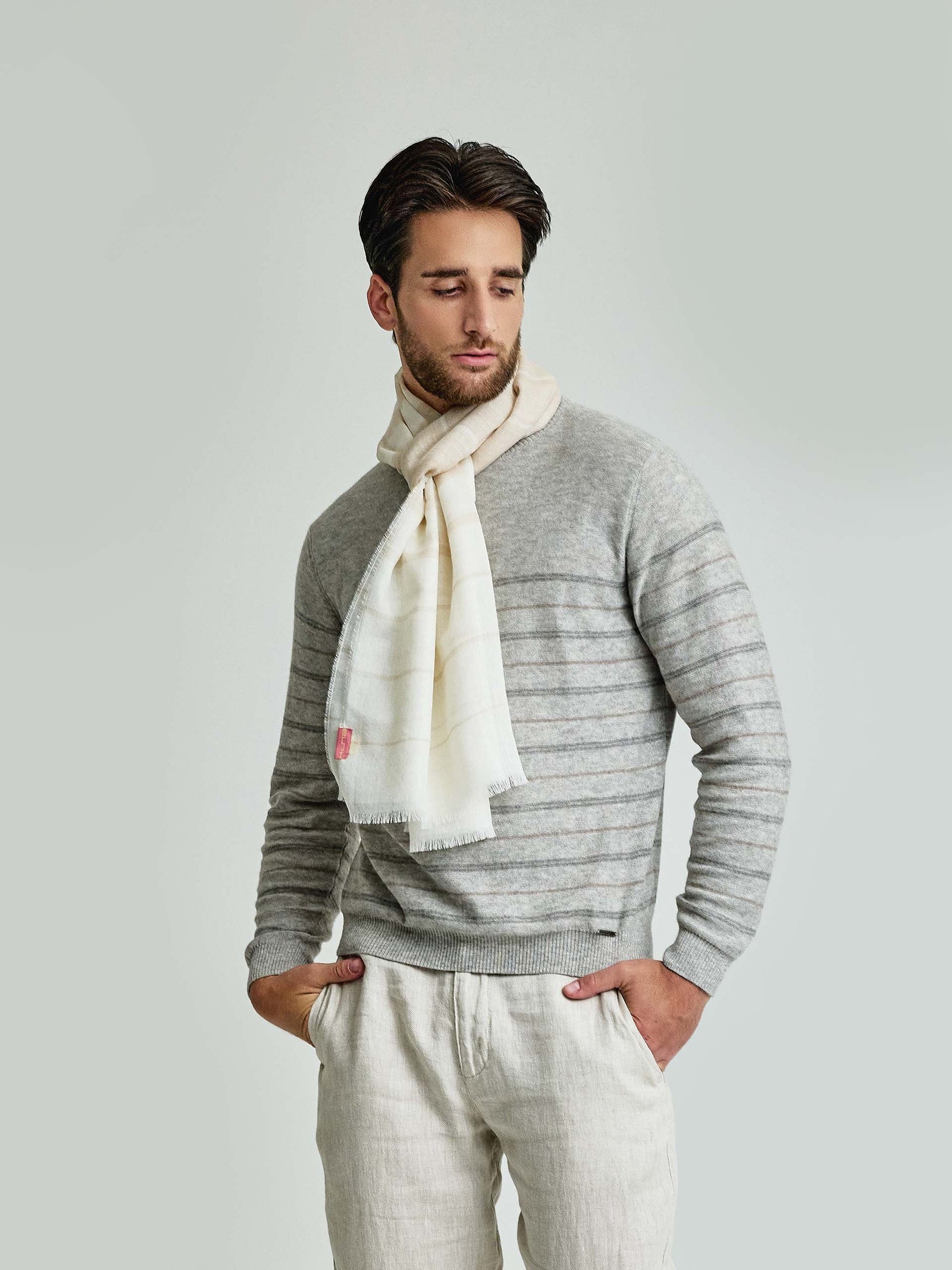 Chal Wallenberg de Baby Alpaca y Seda Color Crudo y Beige