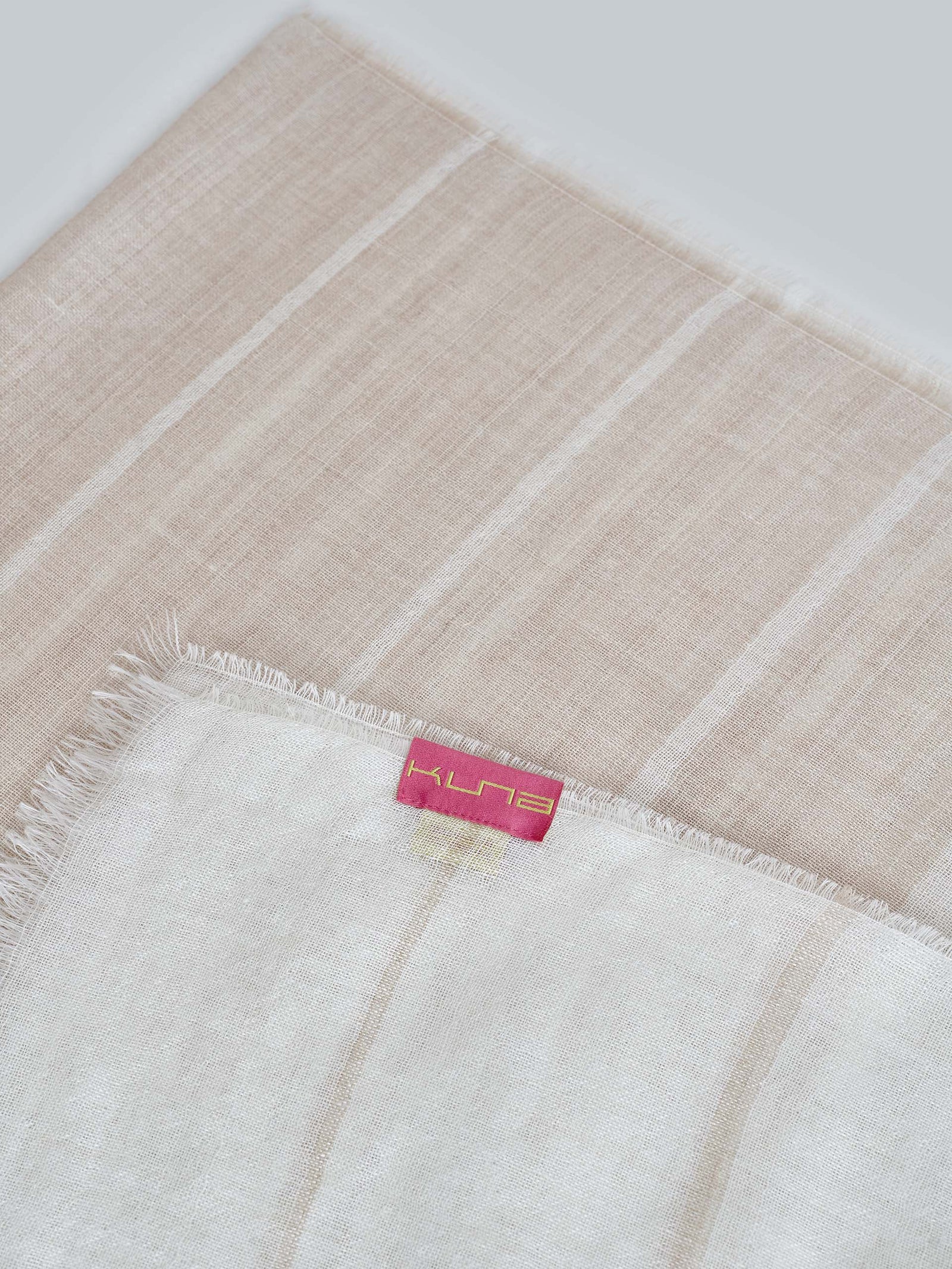 Chal Wallenberg de Baby Alpaca y Seda Color Crudo y Beige