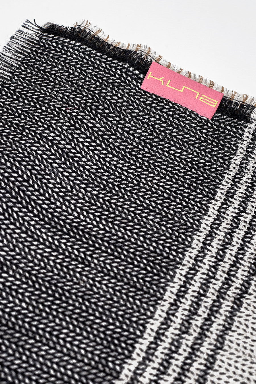 Woi Mantón Baby Alpaca Color Negro
