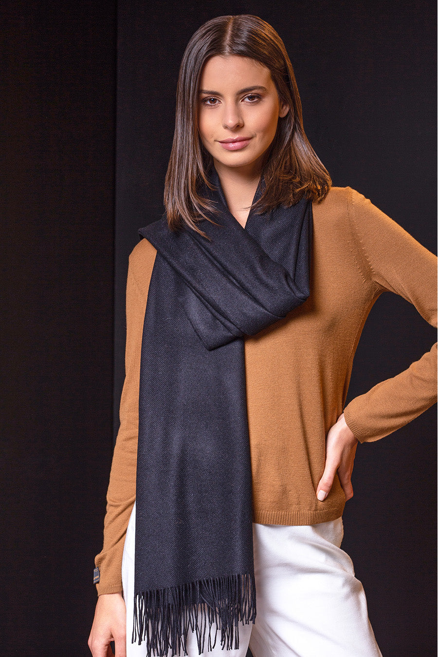 ESTOLA BESAZIO DE GUANACO & LANA COLOR BLACK