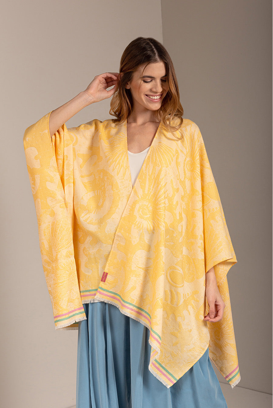 CAPA UV DE BABY ALPACA COLOR AMARILLO CLARO
