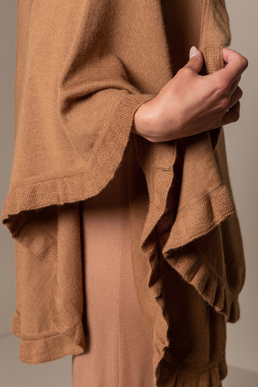 PONCHO BROMELIA DE ALPACA 16 COLOR CAMEL