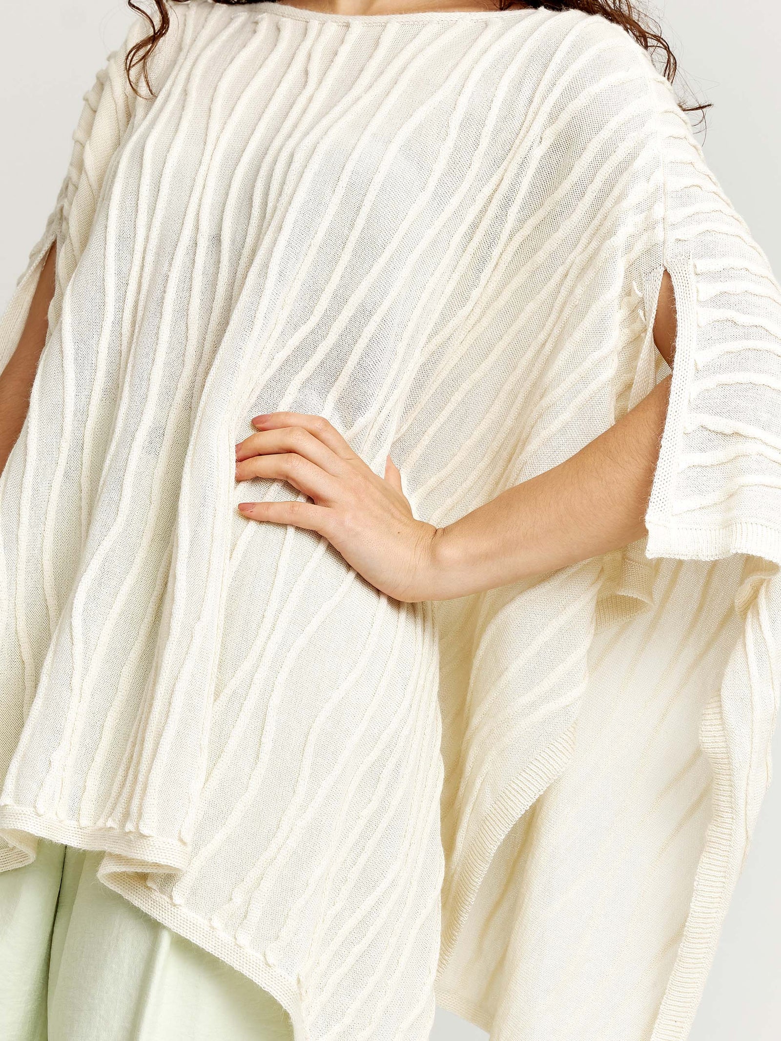 Wichita Poncho Baby Alpaca y Seda Color Crudo