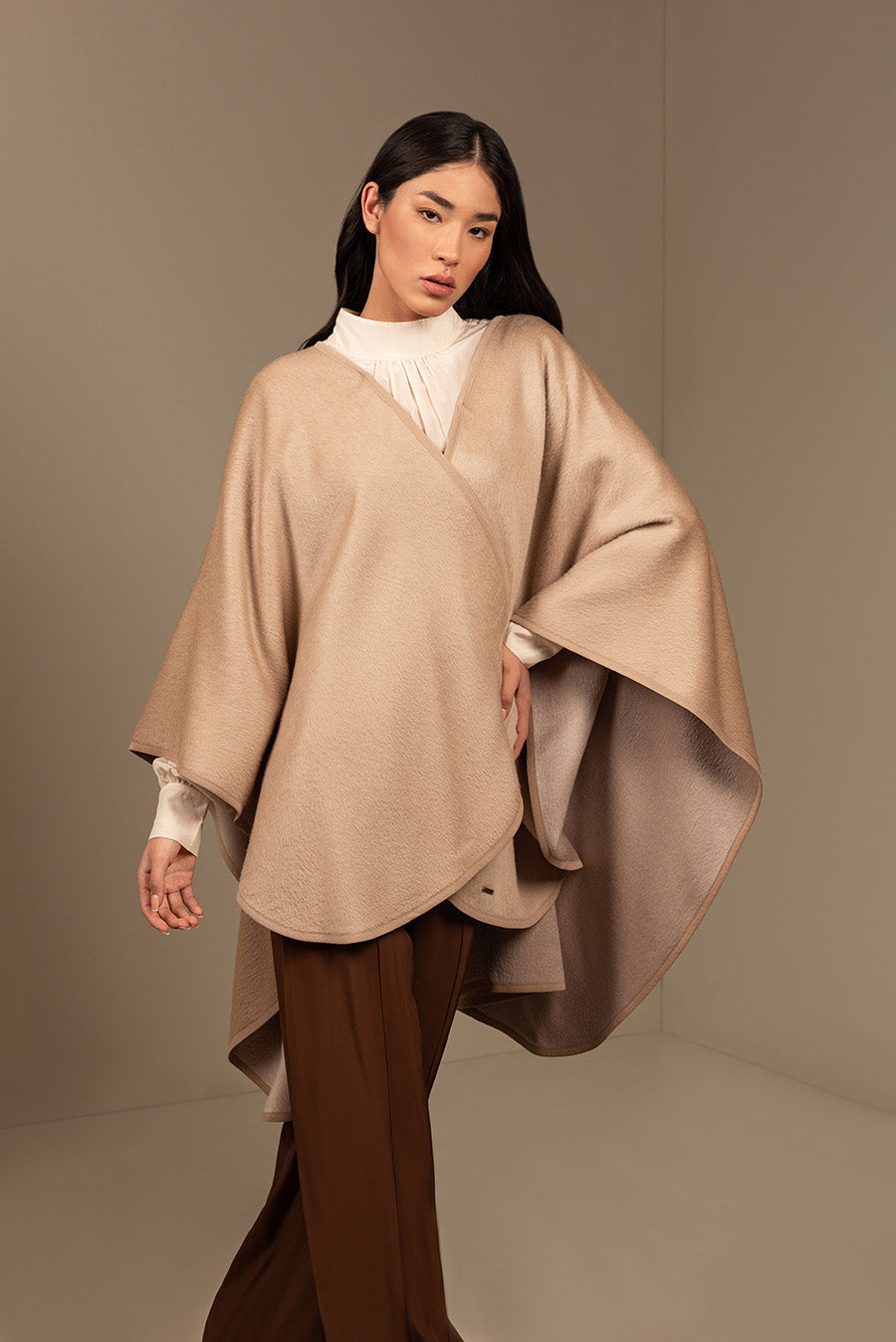 Bambi Cape Baby Alpaca Suri Color Beige & Ecru